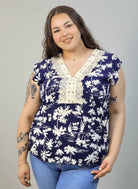 Bluzka plus size z dekoltem V i koronkową aplikacją Stylowa XL