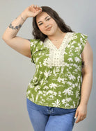 Bluzka plus size z dekoltem V i koronkową aplikacją Stylowa XL