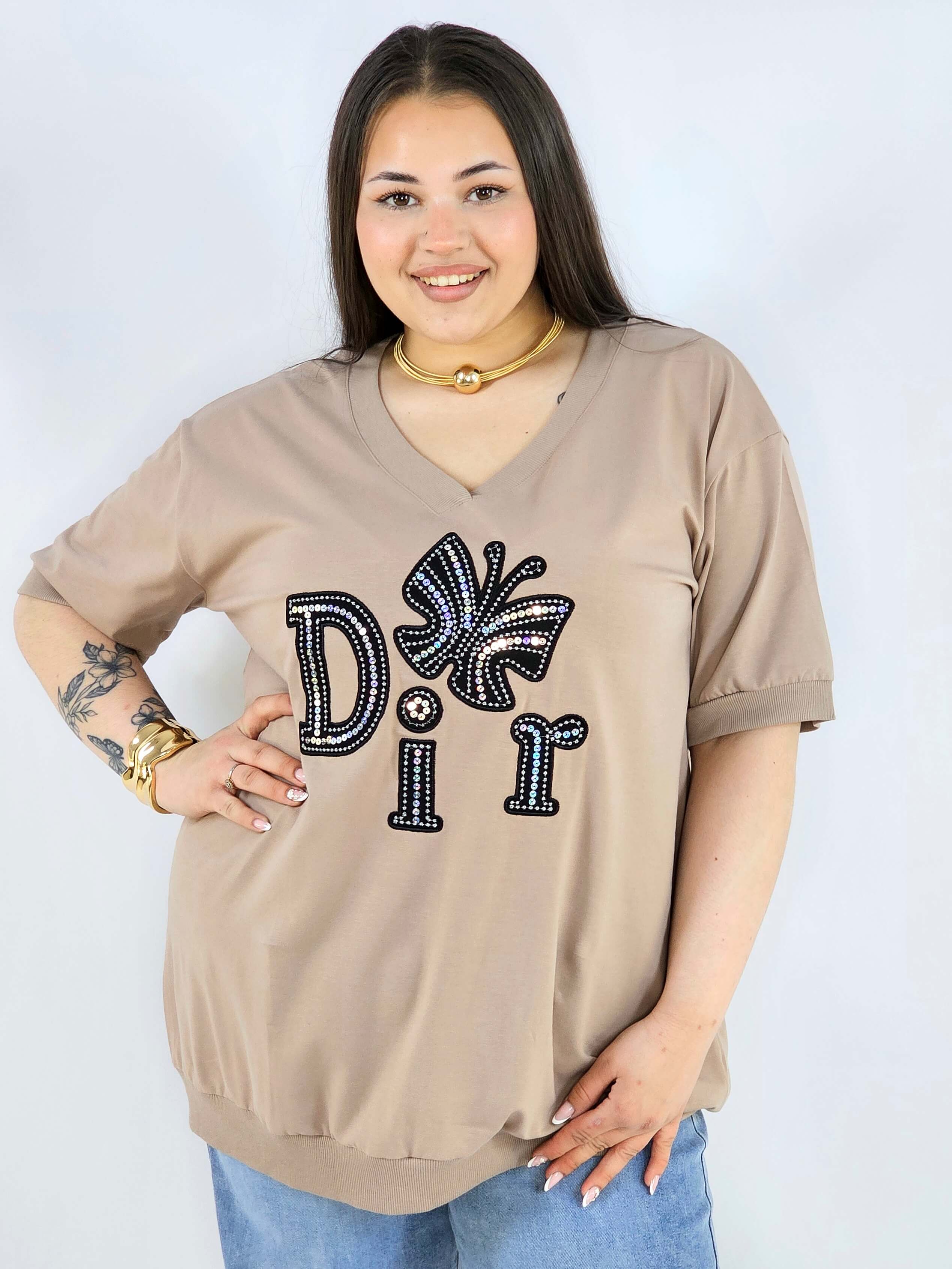 Bluzka plus size z dekoltem V i ozdobnym napisem Stylowa XL