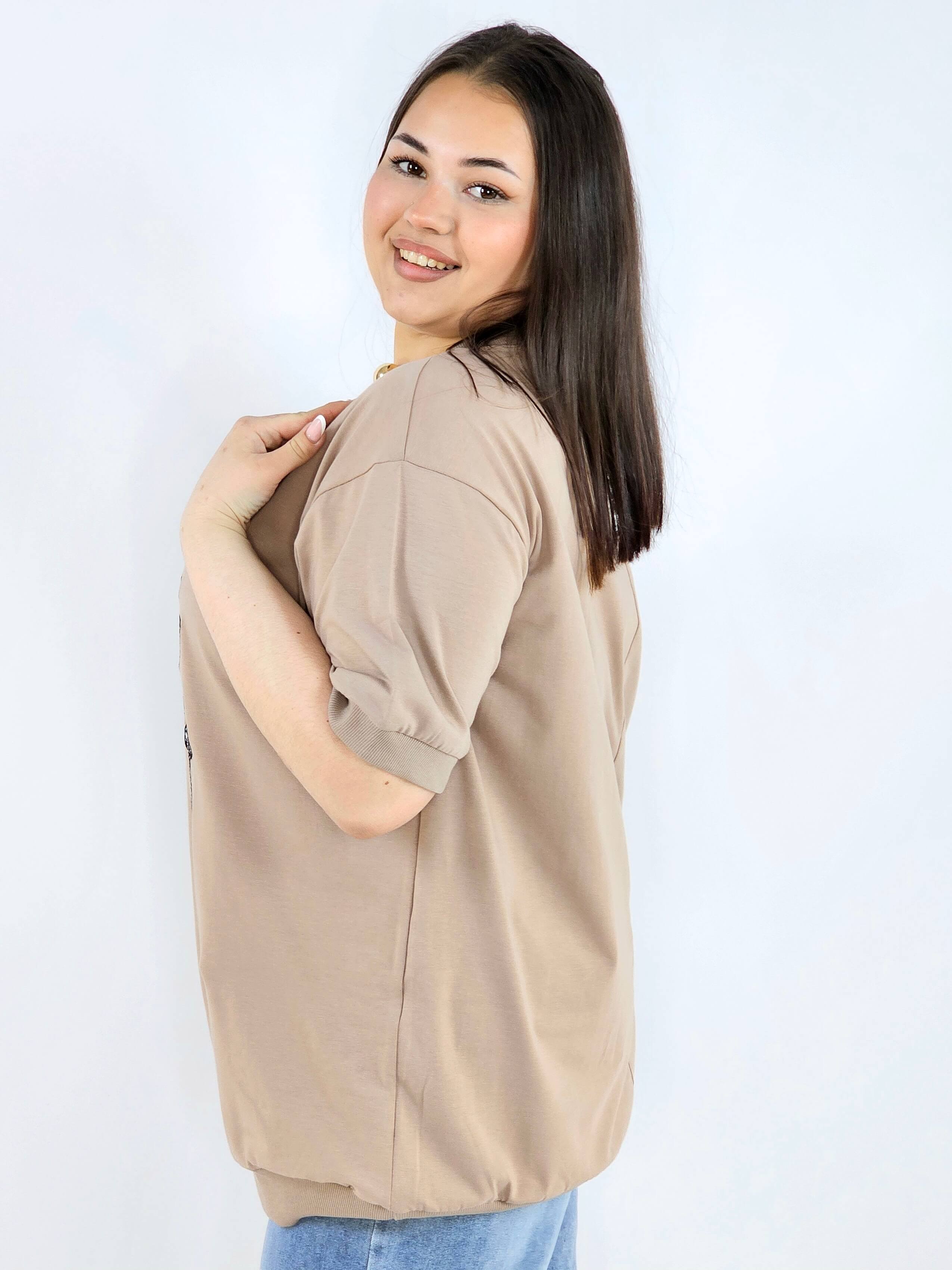 Bluzka plus size z dekoltem V i ozdobnym napisem Stylowa XL