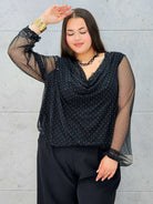 Bluzka plus size z dekoltem woda i delikatnym połyskiem – elegancja i komfort - Stylowa XL