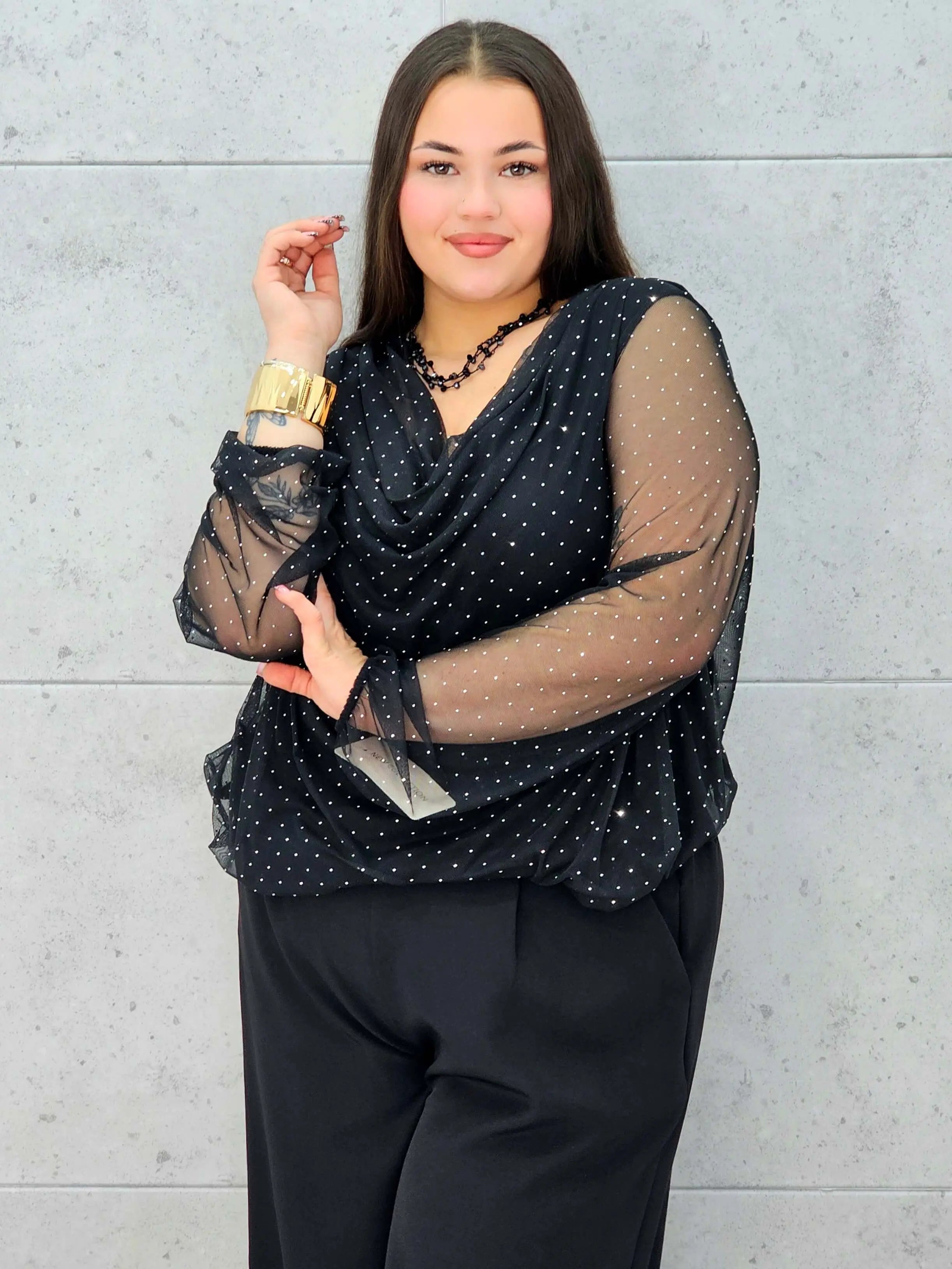 Bluzka plus size z dekoltem woda i delikatnym połyskiem – elegancja i komfort - Stylowa XL