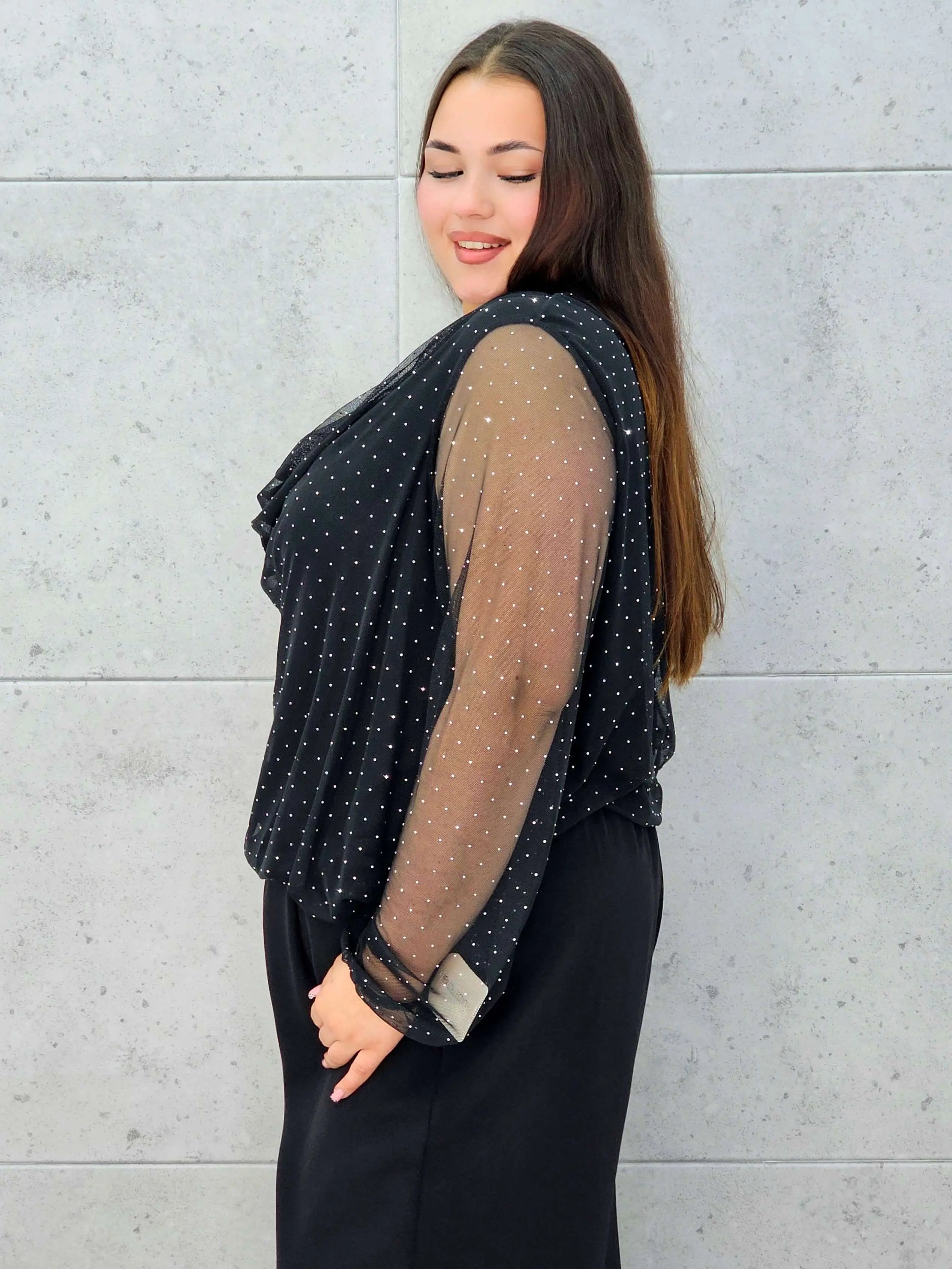 Bluzka plus size z dekoltem woda i delikatnym połyskiem – elegancja i komfort - Stylowa XL