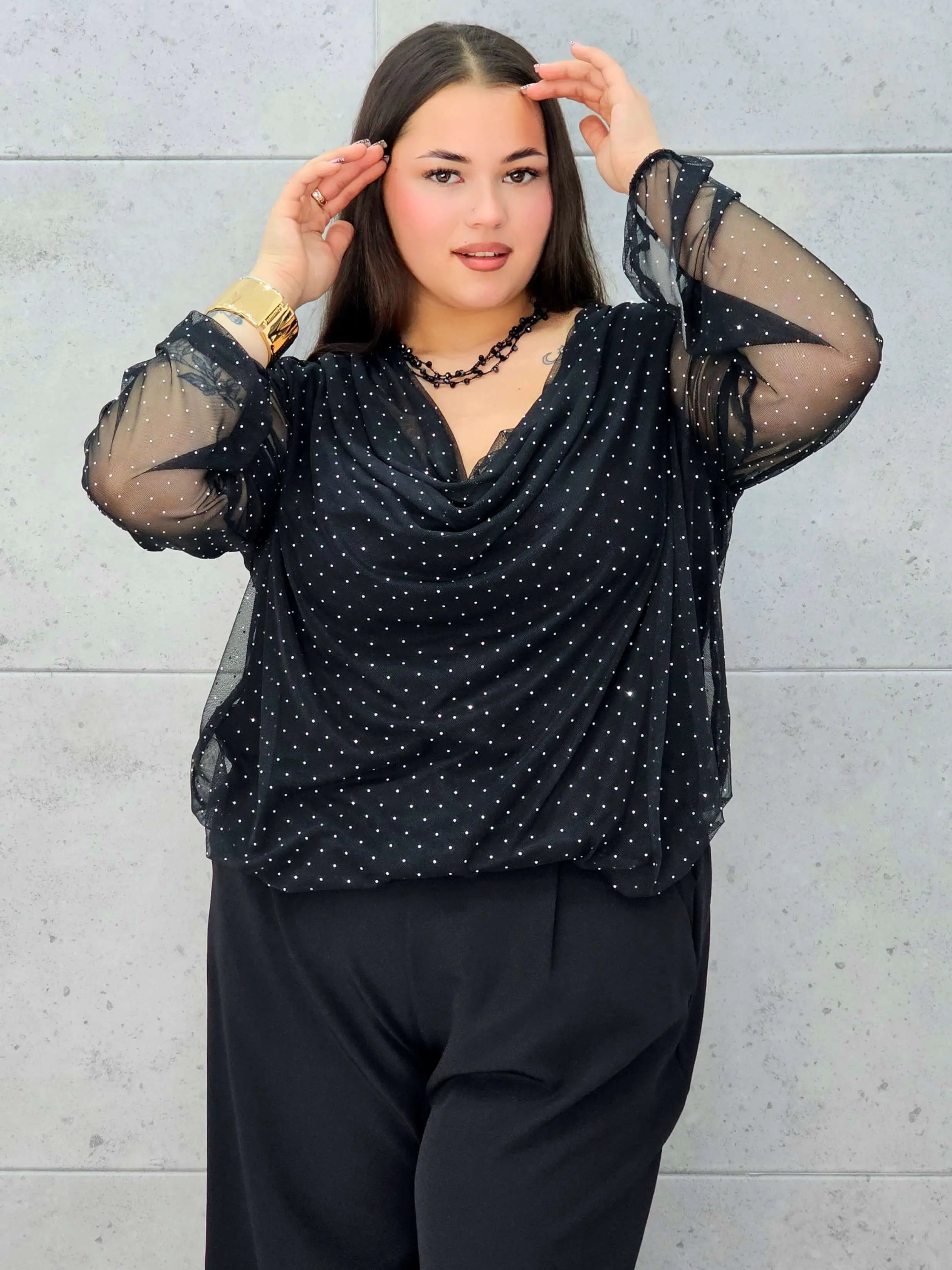 Bluzka plus size z dekoltem woda i delikatnym połyskiem – elegancja i komfort - Stylowa XL