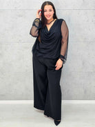 Bluzka plus size z dekoltem woda i delikatnym połyskiem – elegancja i komfort - Stylowa XL