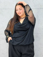 Bluzka plus size z dekoltem woda i delikatnym połyskiem – elegancja i komfort - Stylowa XL