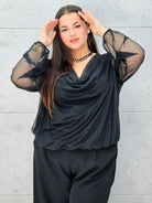 Bluzka plus size z dekoltem woda i delikatnym połyskiem – elegancja i komfort - Stylowa XL