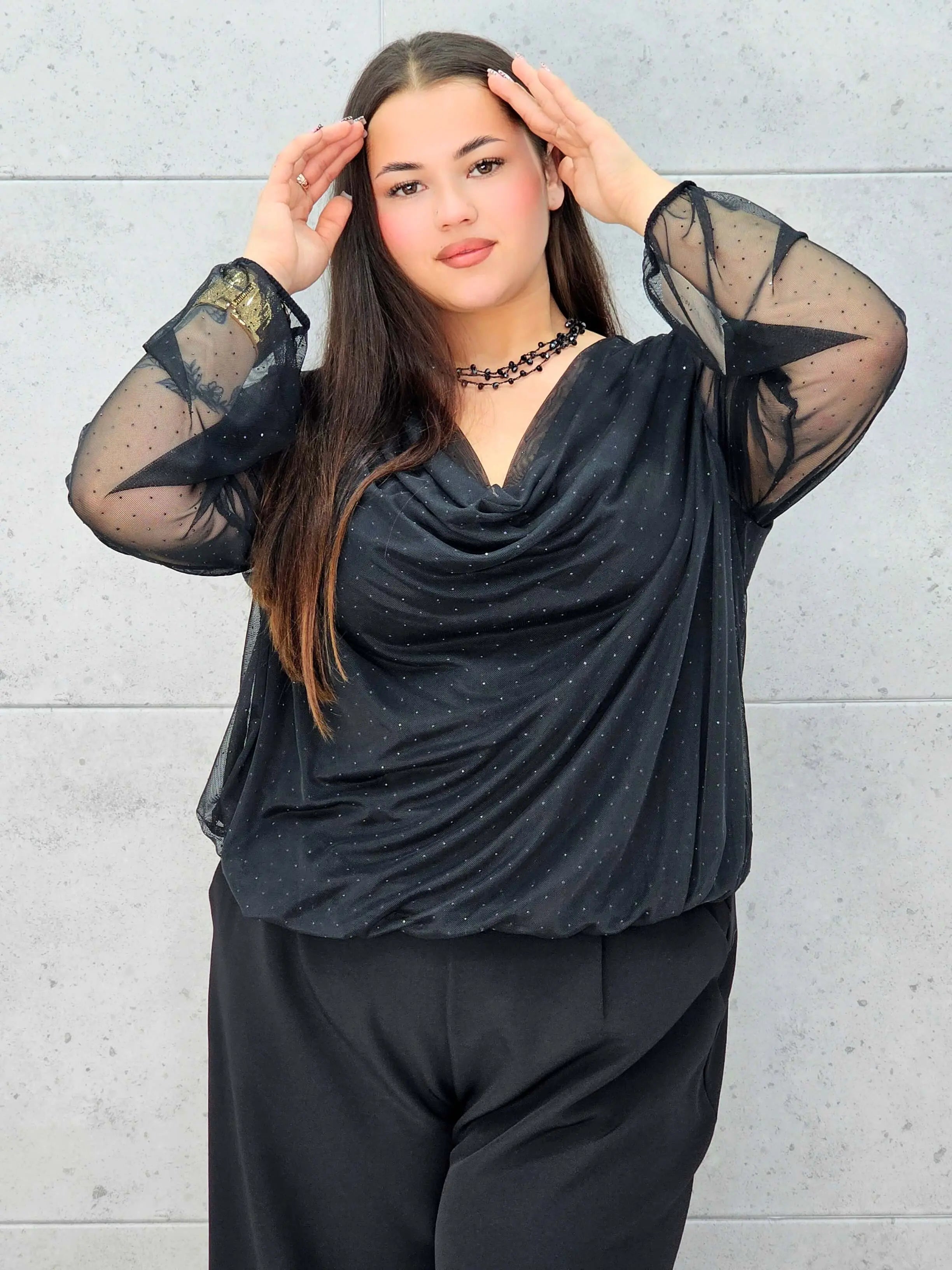 Bluzka plus size z dekoltem woda i delikatnym połyskiem – elegancja i komfort - Stylowa XL