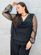 Bluzka plus size z dekoltem woda i delikatnym połyskiem – elegancja i komfort - Stylowa XL