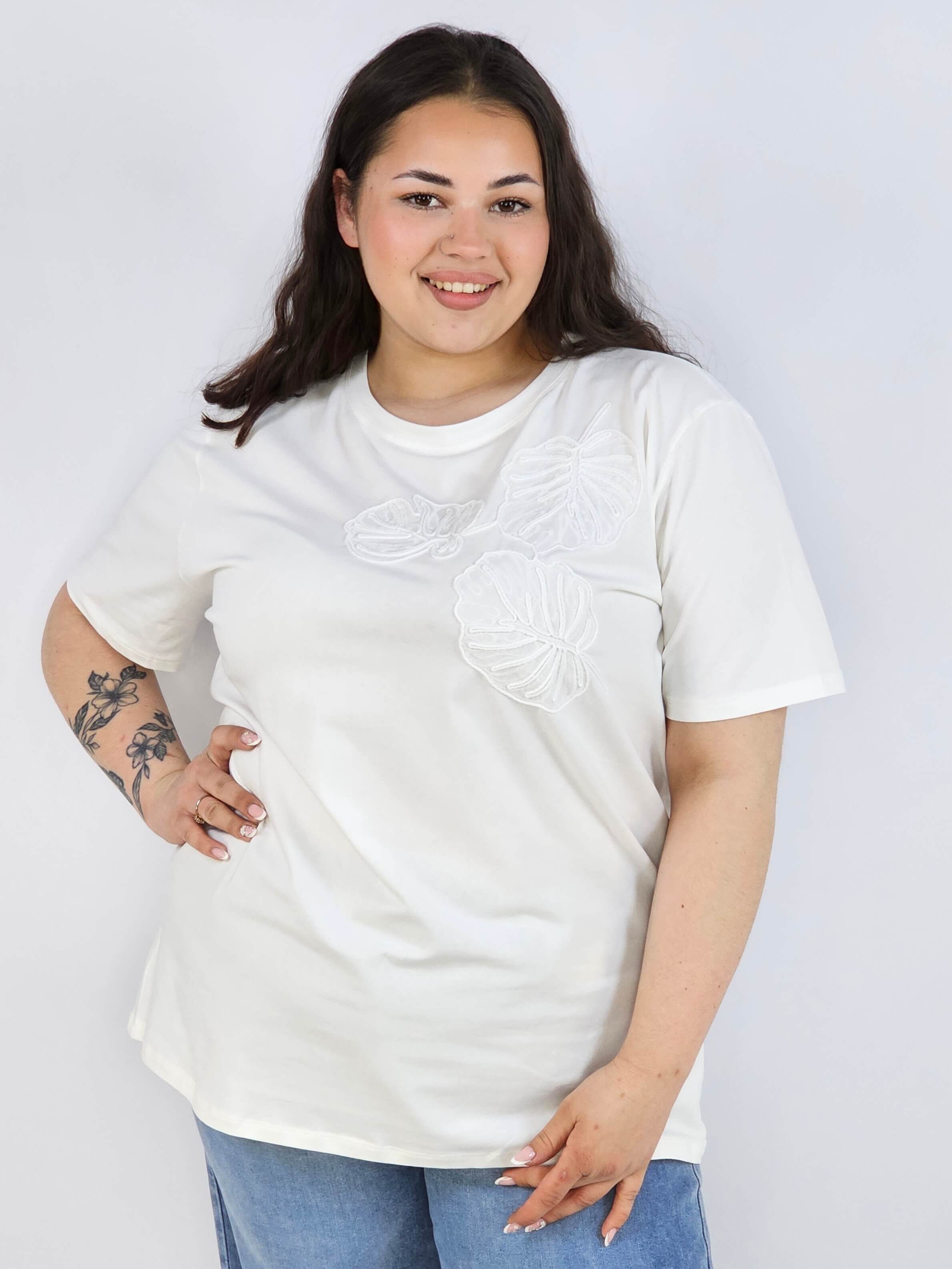 Bluzka plus size z dekoracyjnym detalem – stylowa baza wielu stylizacji Stylowa XL