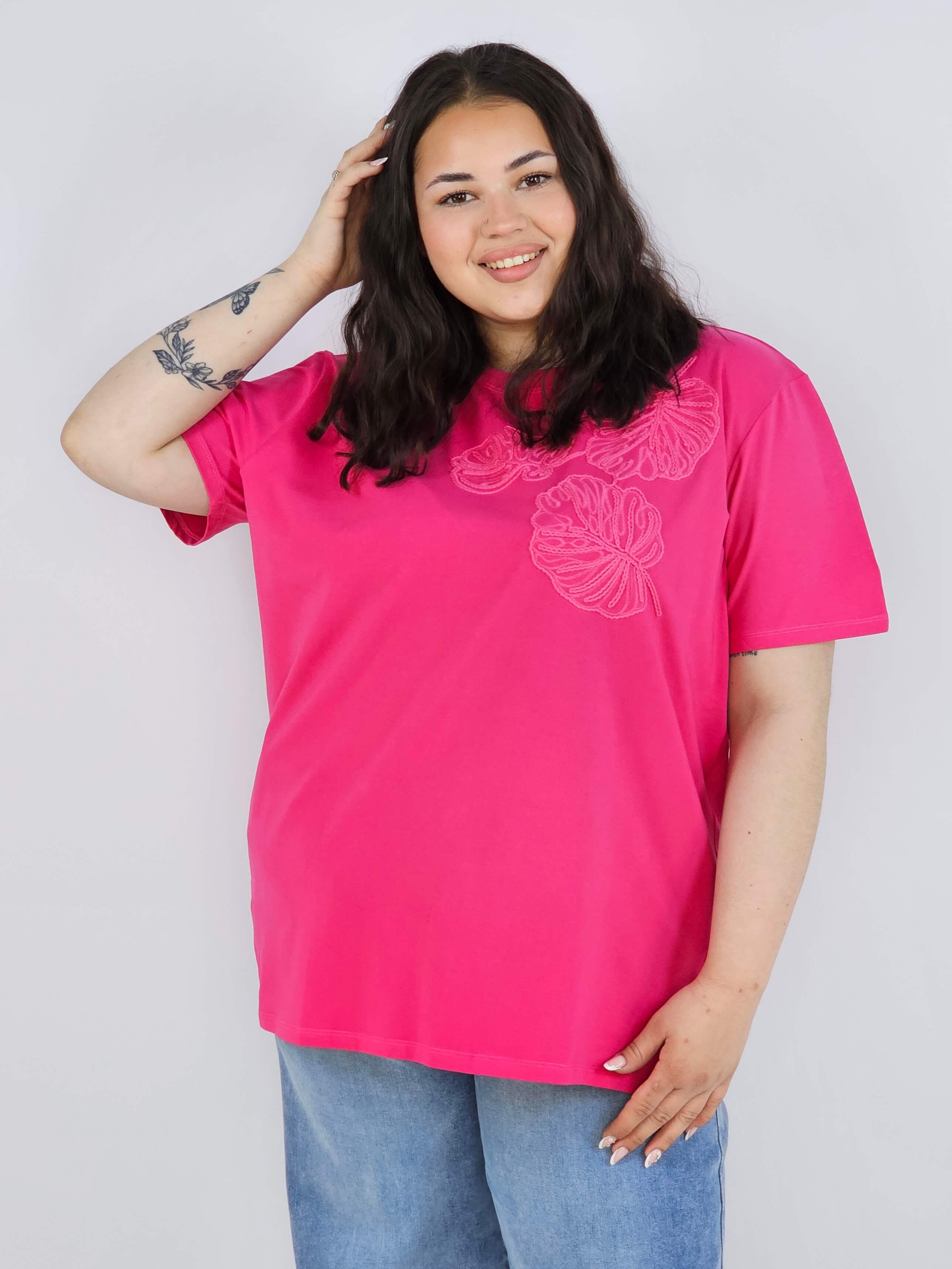 Bluzka plus size z dekoracyjnym detalem – stylowa baza wielu stylizacji Stylowa XL