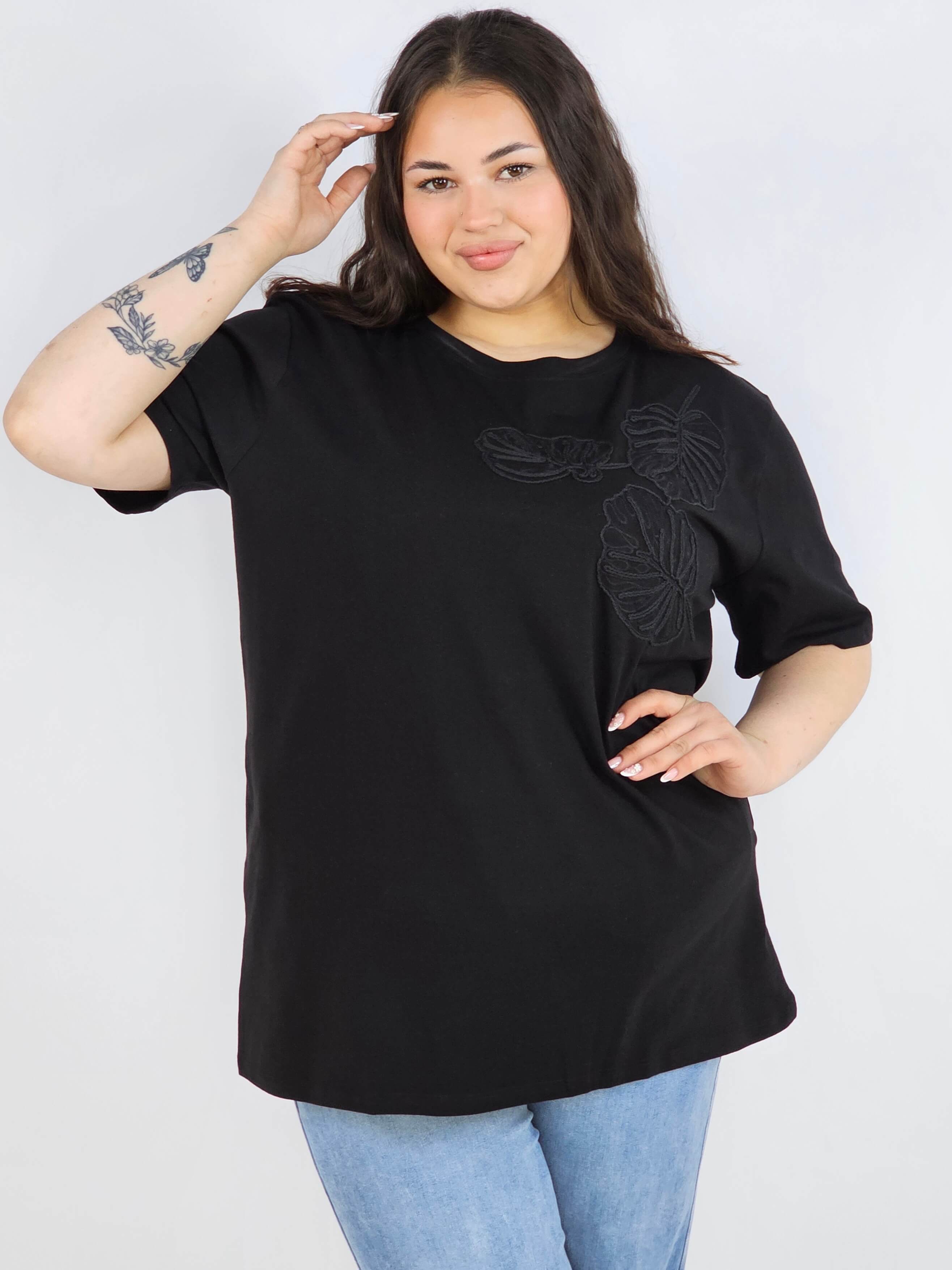 Bluzka plus size z dekoracyjnym detalem – stylowa baza wielu stylizacji Stylowa XL