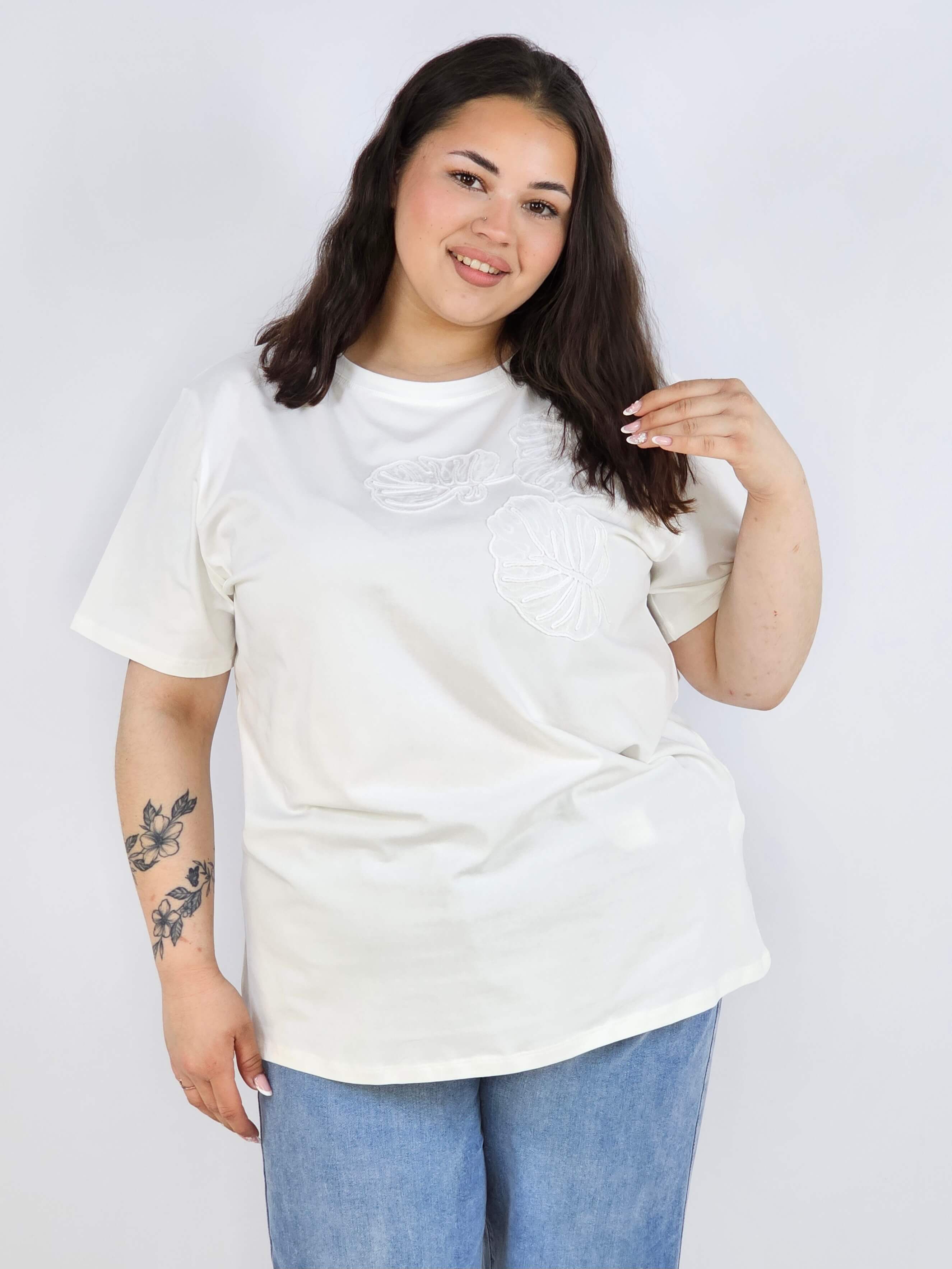 Bluzka plus size z dekoracyjnym detalem – stylowa baza wielu stylizacji Stylowa XL