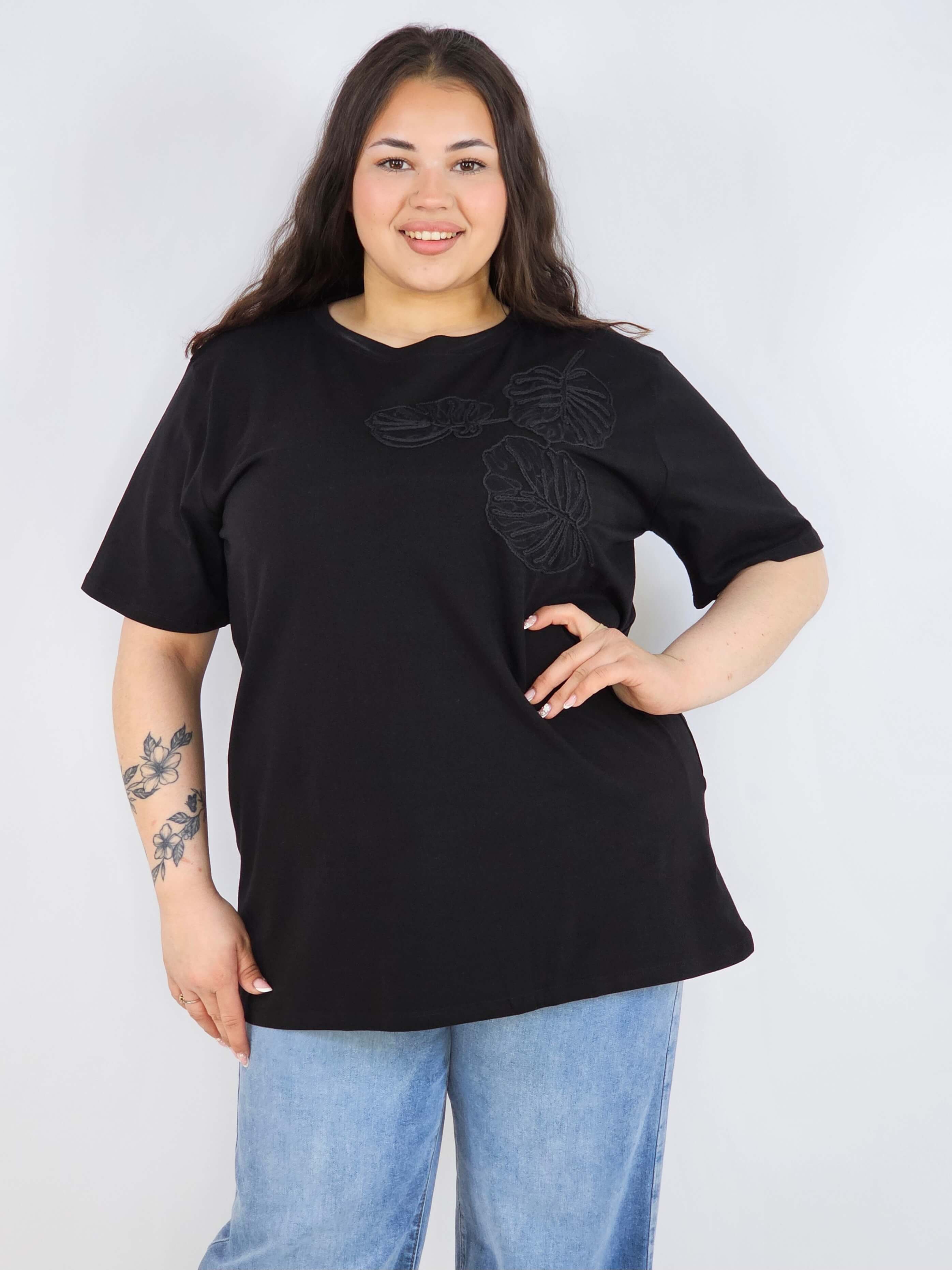 Bluzka plus size z dekoracyjnym detalem – stylowa baza wielu stylizacji Stylowa XL