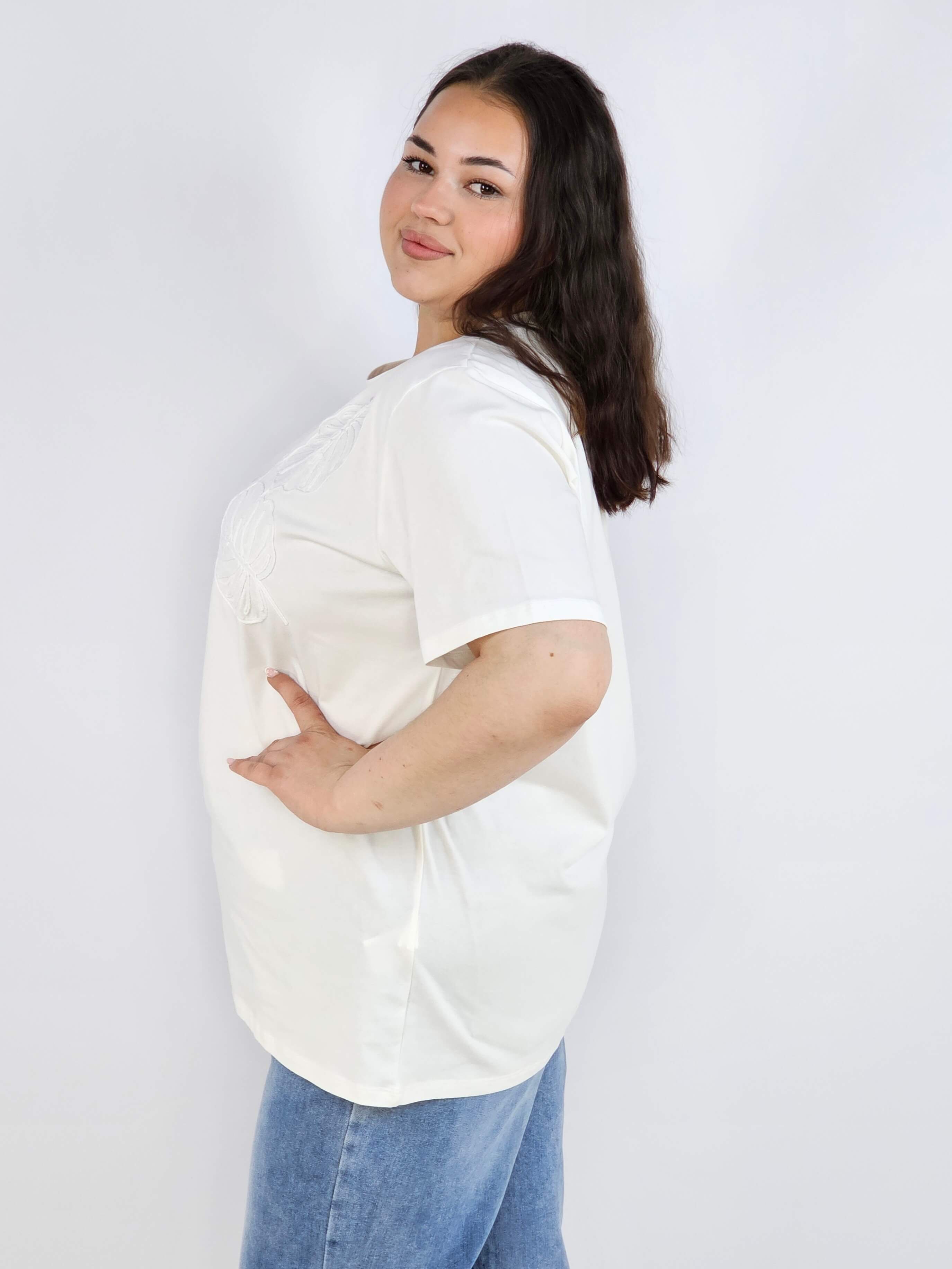 Bluzka plus size z dekoracyjnym detalem – stylowa baza wielu stylizacji Stylowa XL