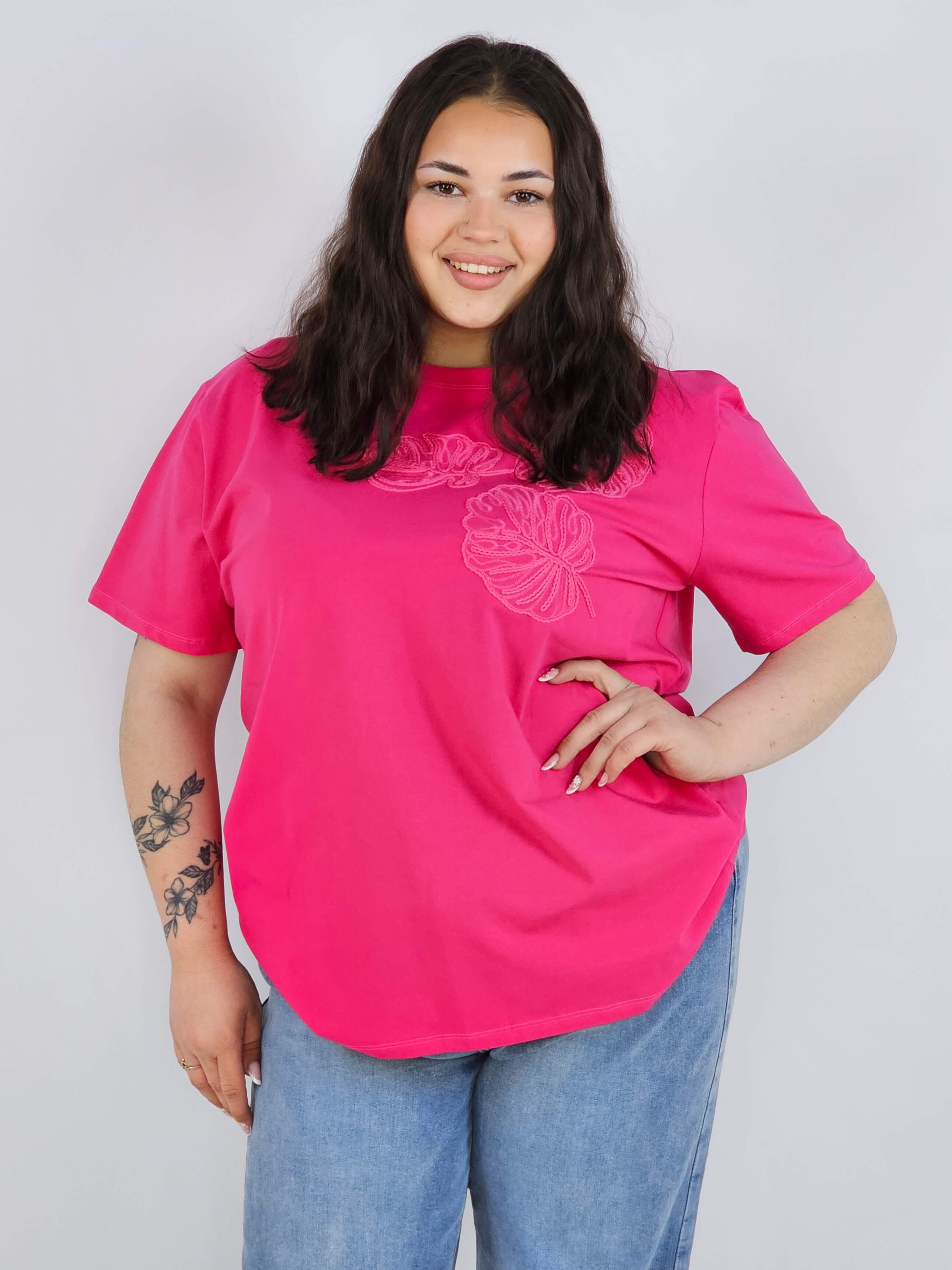Bluzka plus size z dekoracyjnym detalem – stylowa baza wielu stylizacji Stylowa XL