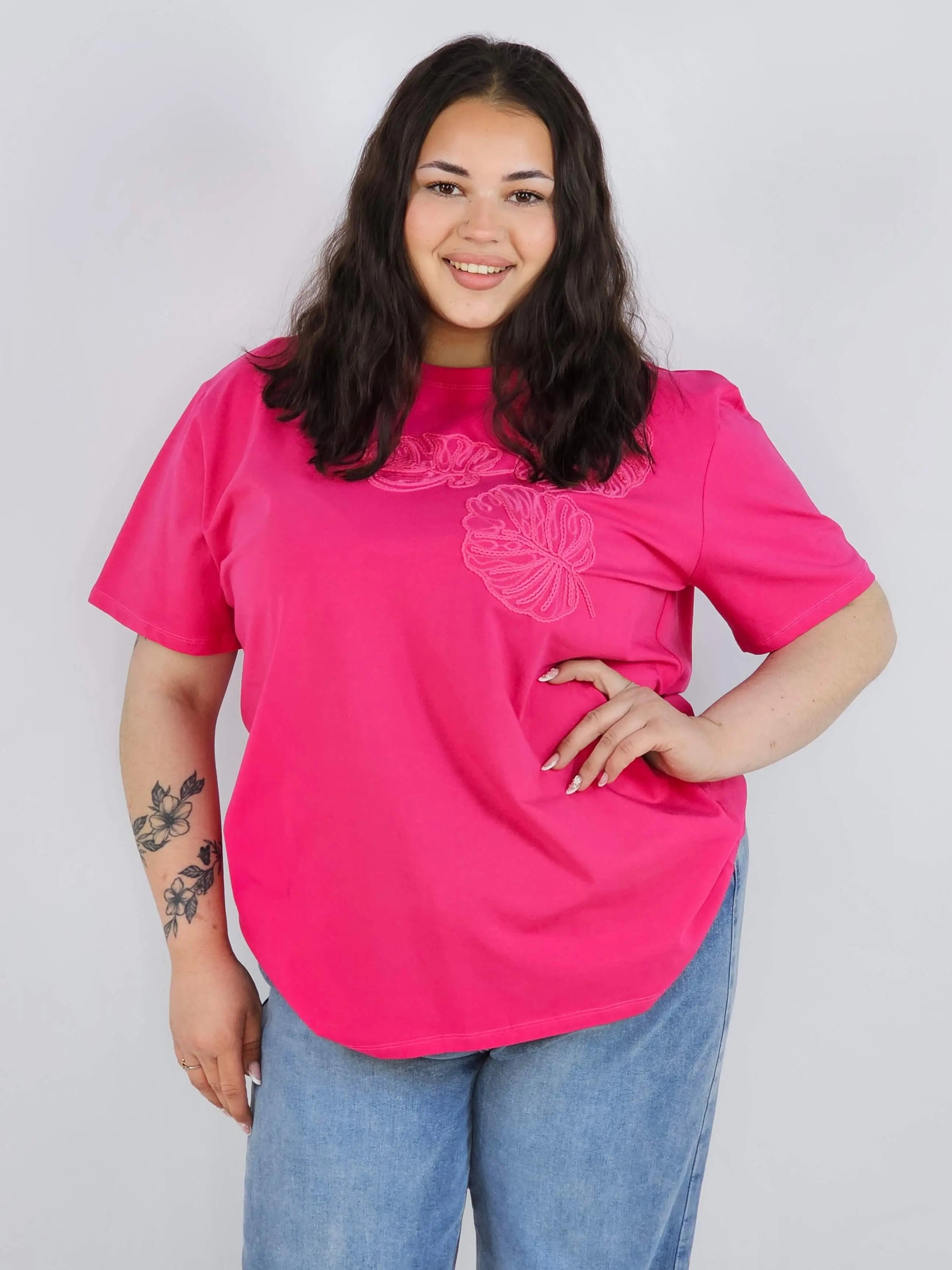 Bluzka plus size z dekoracyjnym detalem – stylowa baza wielu stylizacji Stylowa XL