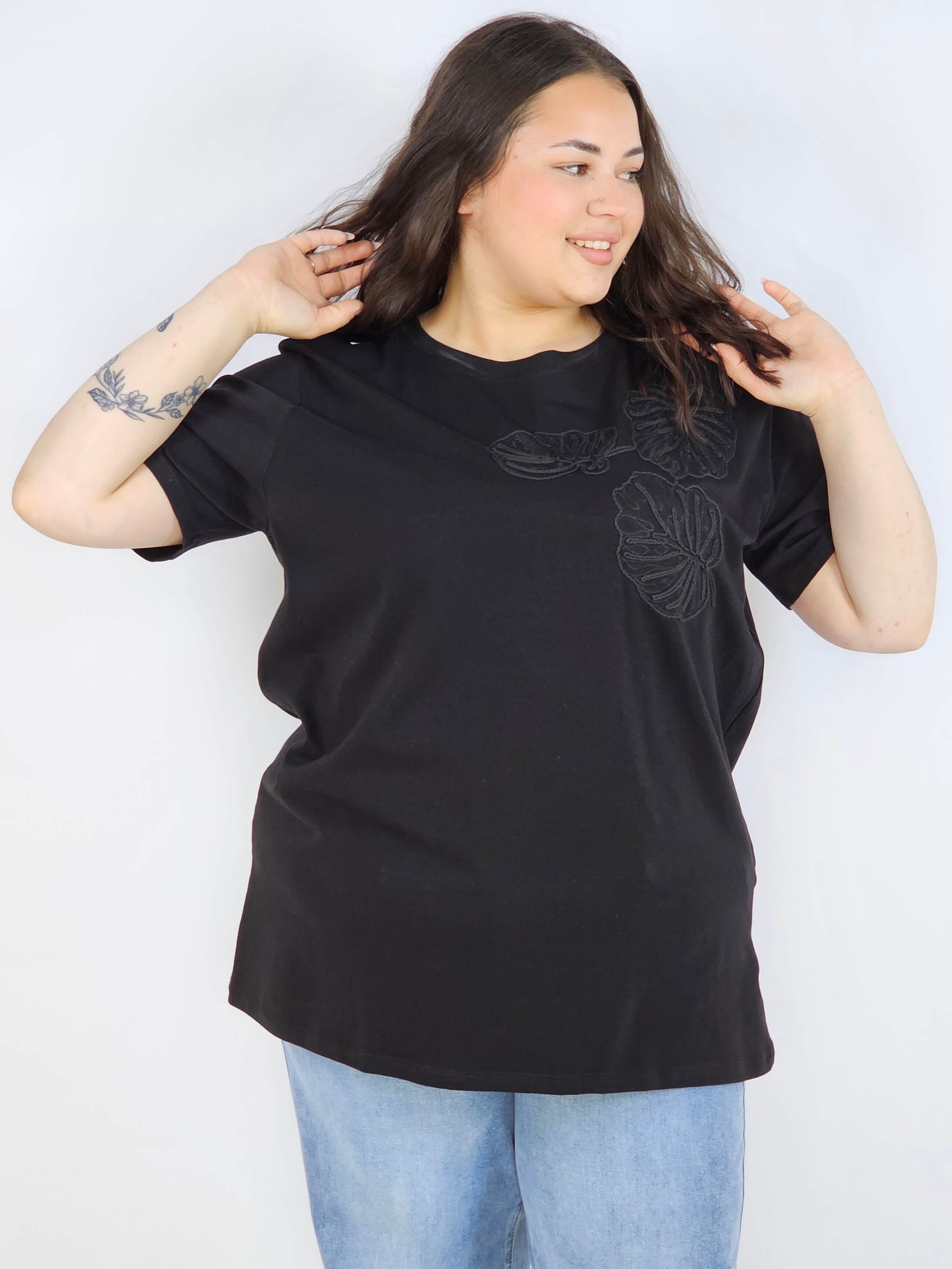 Bluzka plus size z dekoracyjnym detalem – stylowa baza wielu stylizacji Stylowa XL