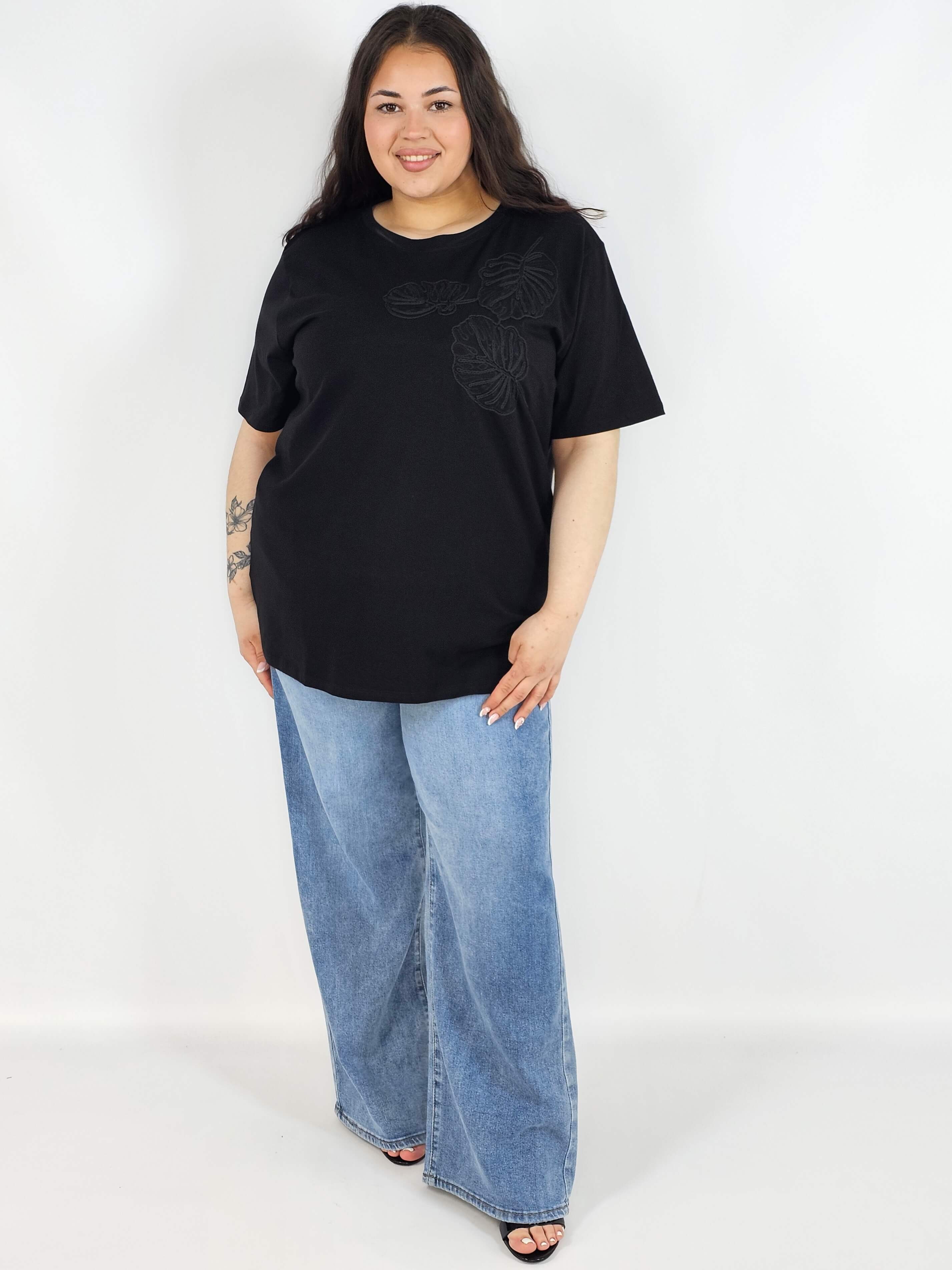 Bluzka plus size z dekoracyjnym detalem – stylowa baza wielu stylizacji Stylowa XL