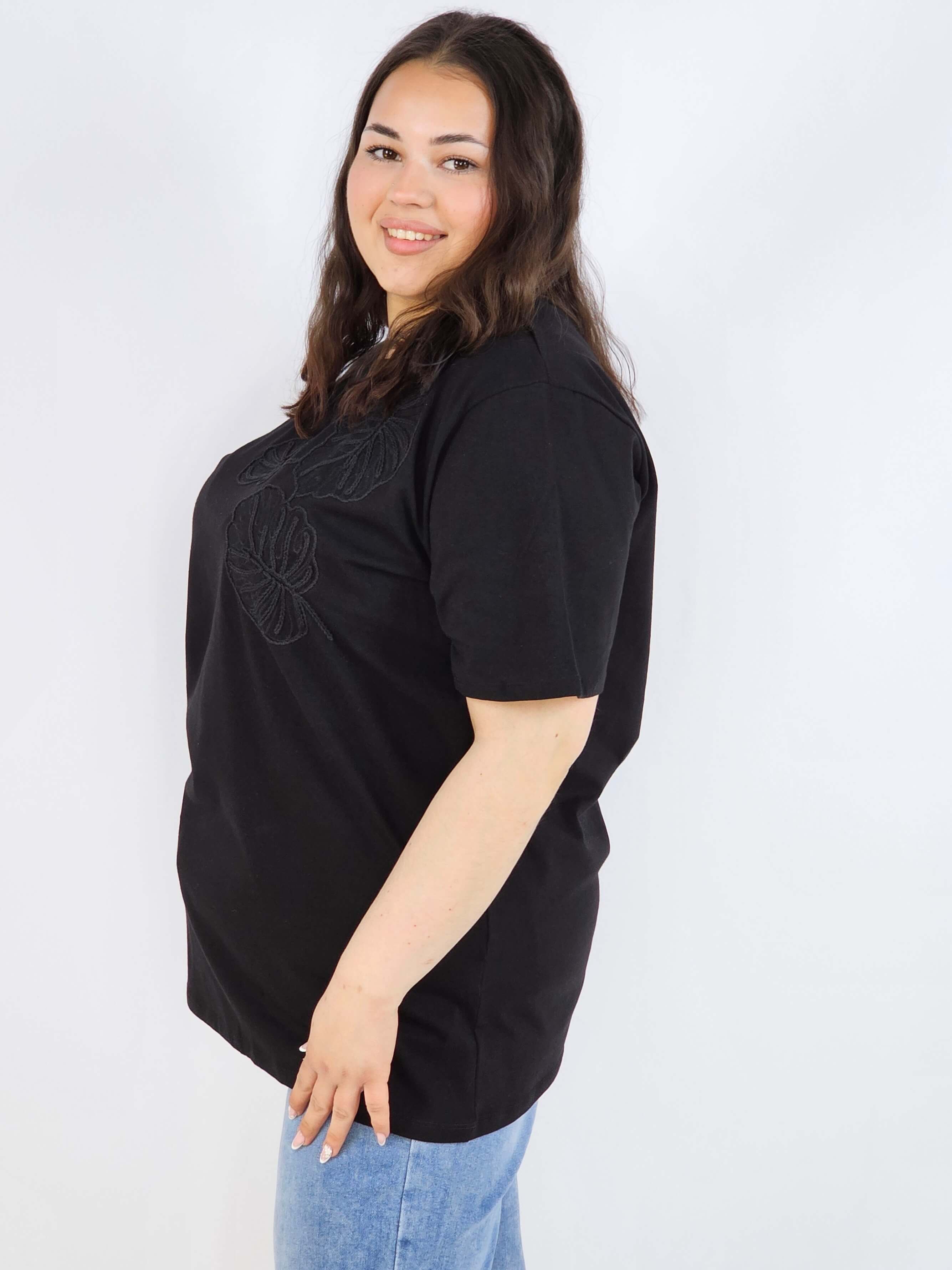 Bluzka plus size z dekoracyjnym detalem – stylowa baza wielu stylizacji Stylowa XL