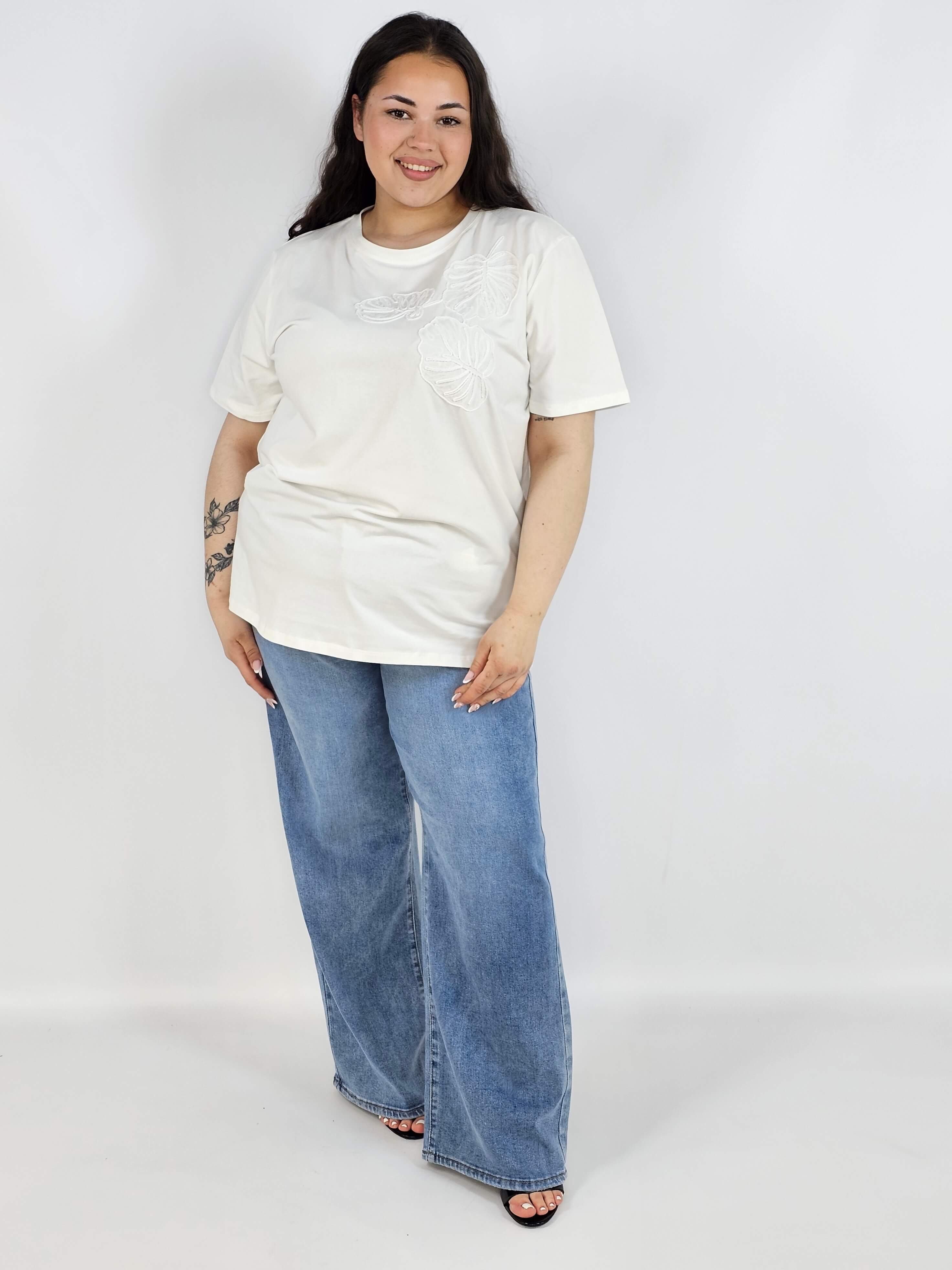 Bluzka plus size z dekoracyjnym detalem – stylowa baza wielu stylizacji Stylowa XL