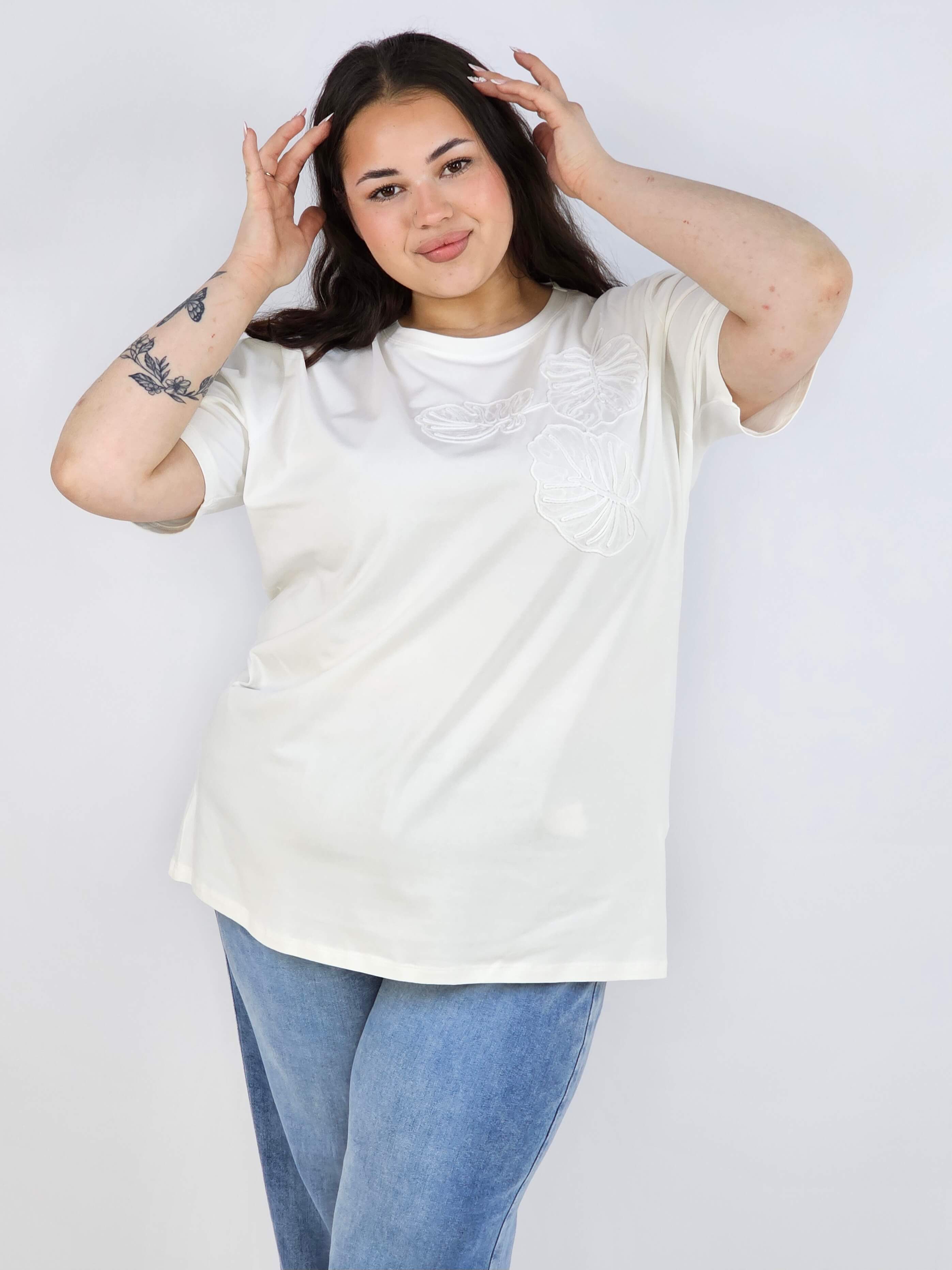 Bluzka plus size z dekoracyjnym detalem – stylowa baza wielu stylizacji Stylowa XL