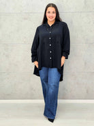 Bluzka plus size z dłuższym tyłem i eleganckim fasonem - Stylowa XL