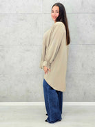 Bluzka plus size z dłuższym tyłem i eleganckim fasonem - Stylowa XL