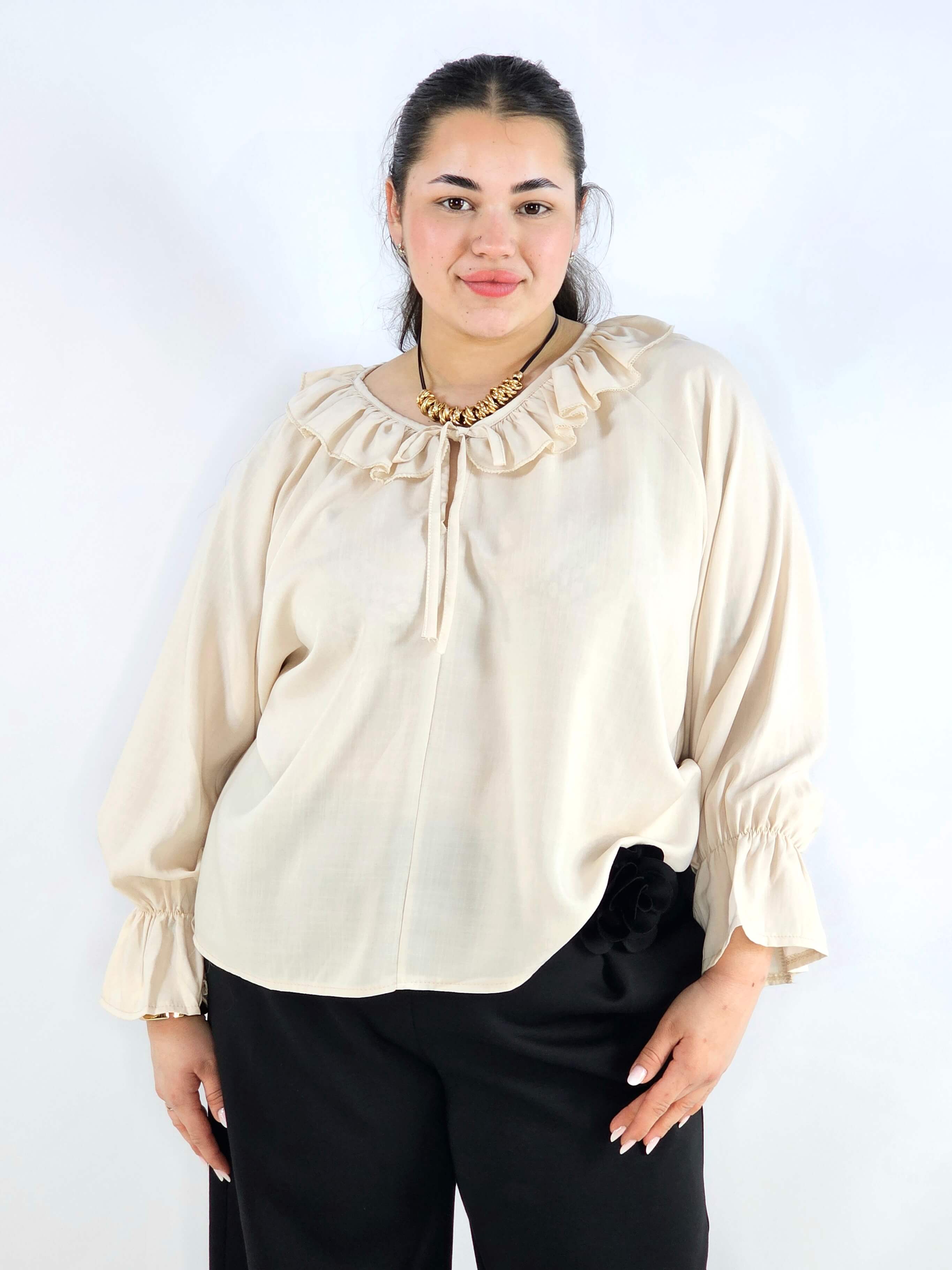 Bluzka plus size z falbaną – romantyczna elegancja w lekkim wydaniu Stylowa XL