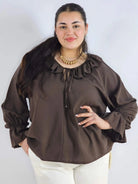 Bluzka plus size z falbaną – romantyczna elegancja w lekkim wydaniu Stylowa XL