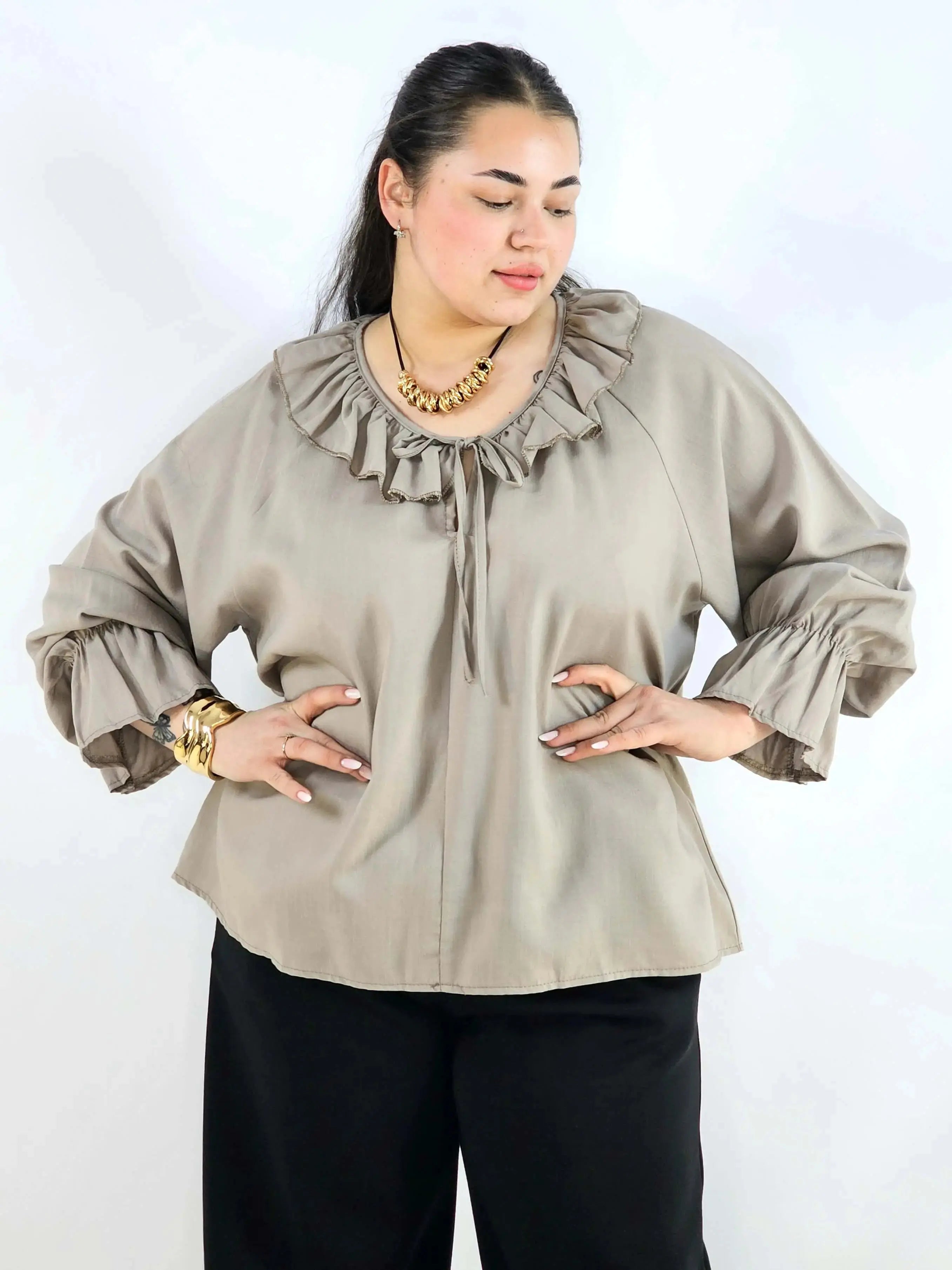 Bluzka plus size z falbaną – romantyczna elegancja w lekkim wydaniu Stylowa XL