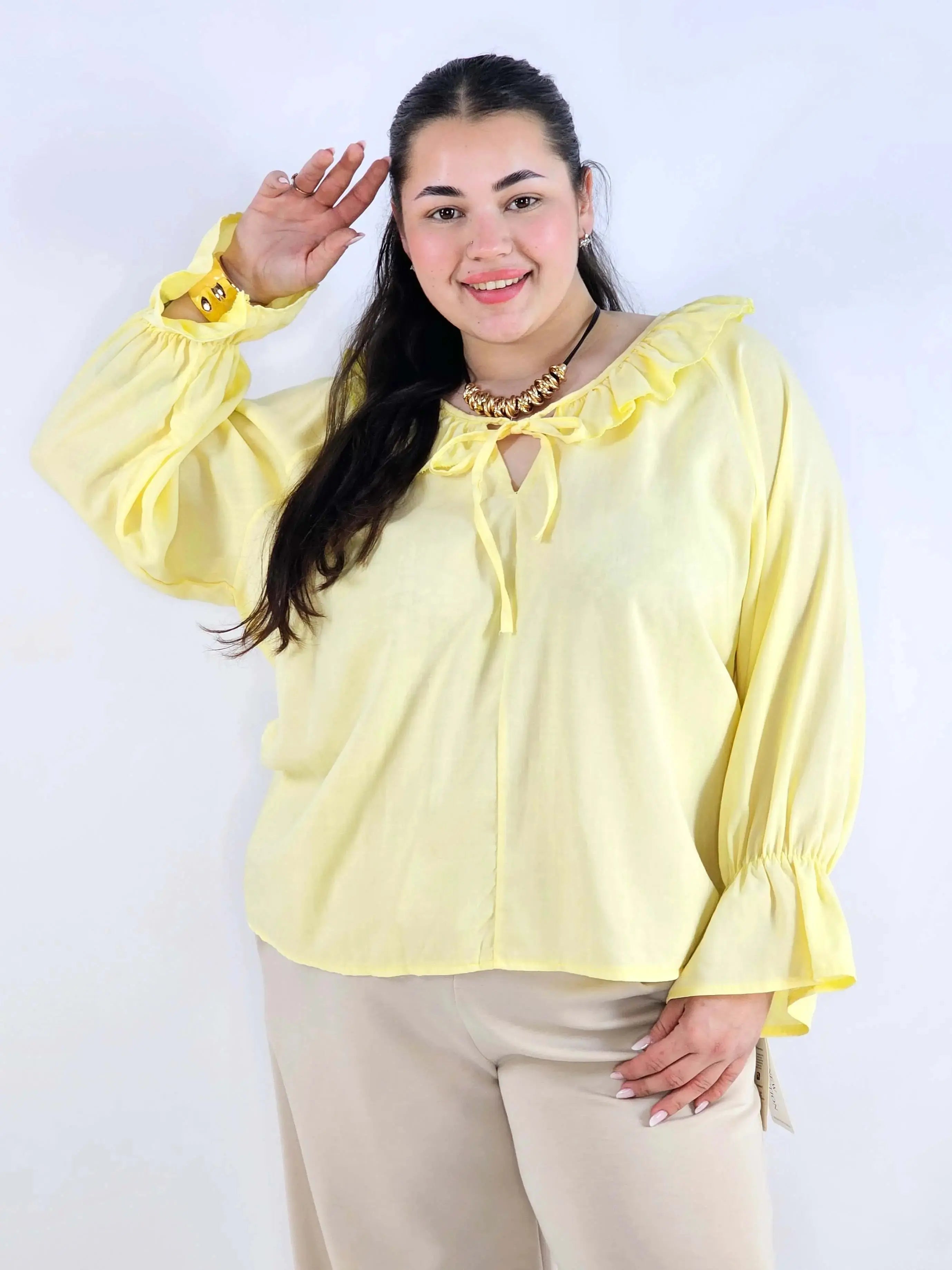 Bluzka plus size z falbaną – romantyczna elegancja w lekkim wydaniu Stylowa XL