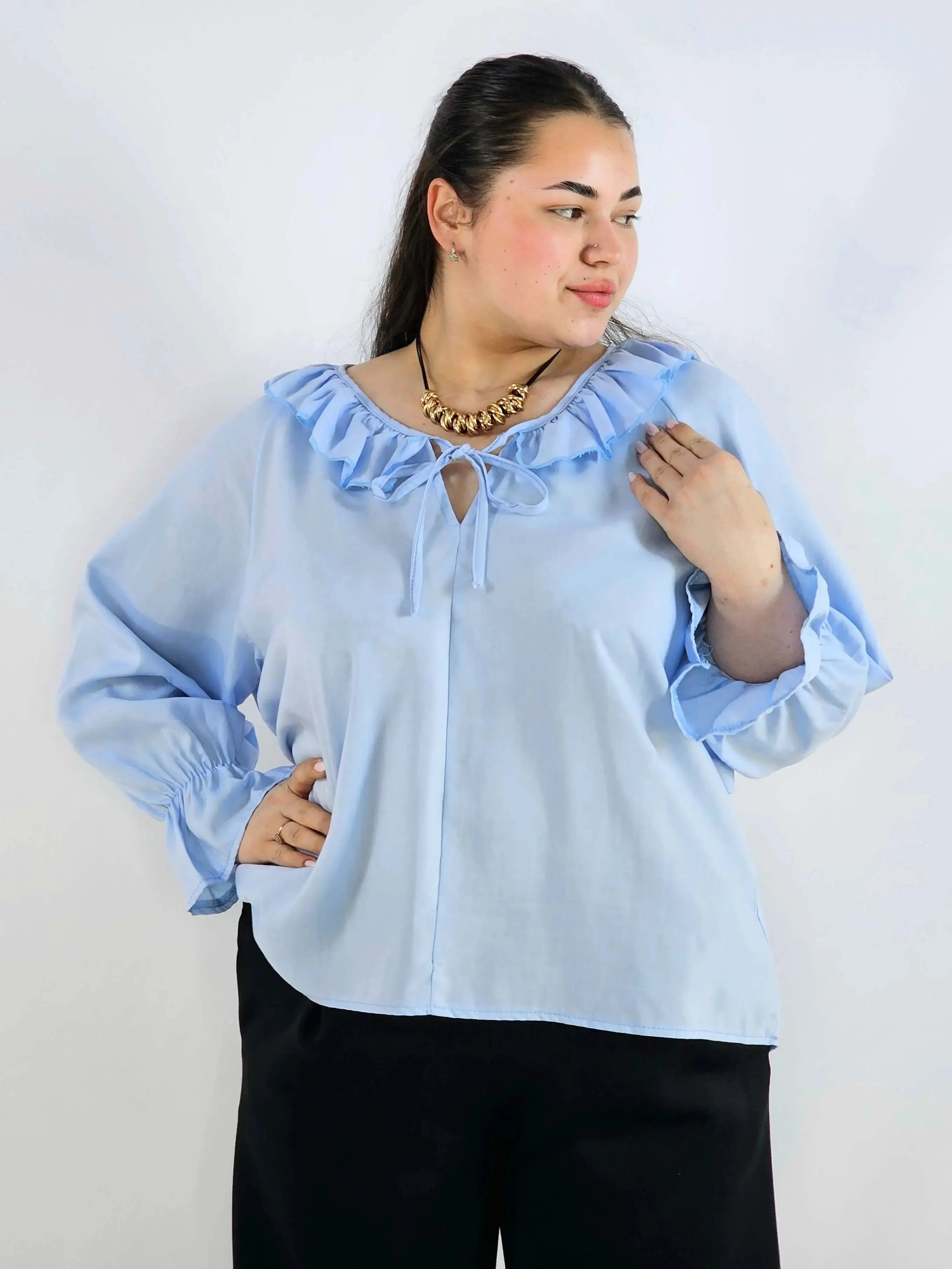 Bluzka plus size z falbaną – romantyczna elegancja w lekkim wydaniu Stylowa XL