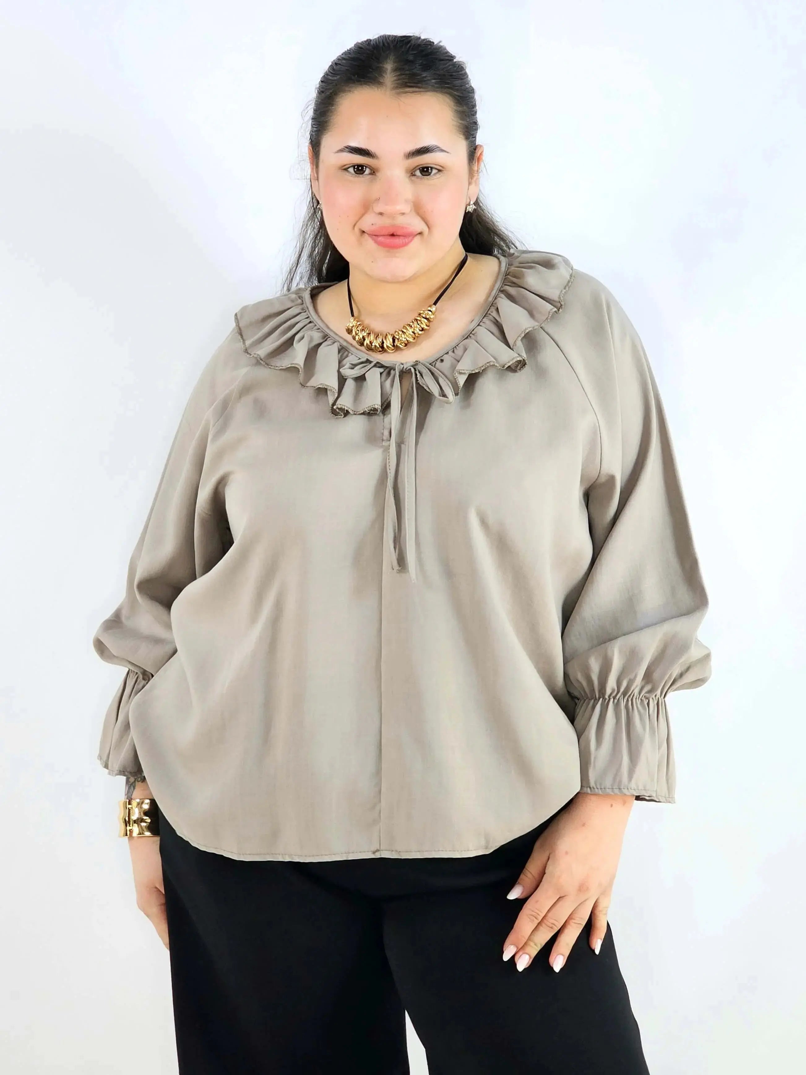 Bluzka plus size z falbaną – romantyczna elegancja w lekkim wydaniu Stylowa XL