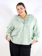 Bluzka plus size z falbaną – romantyczna elegancja w lekkim wydaniu Stylowa XL