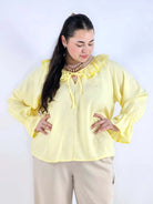 Bluzka plus size z falbaną – romantyczna elegancja w lekkim wydaniu Stylowa XL
