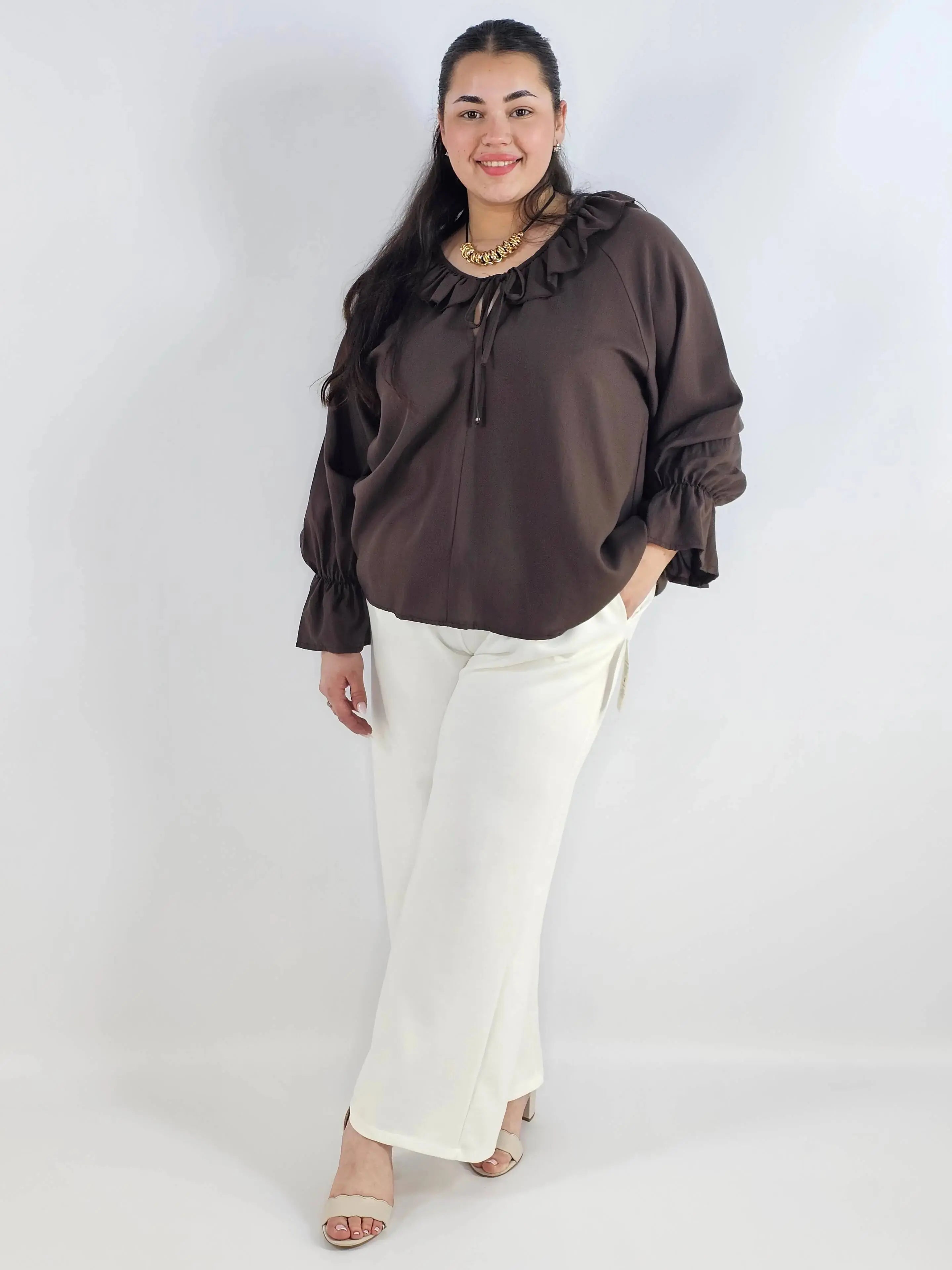 Bluzka plus size z falbaną – romantyczna elegancja w lekkim wydaniu Stylowa XL