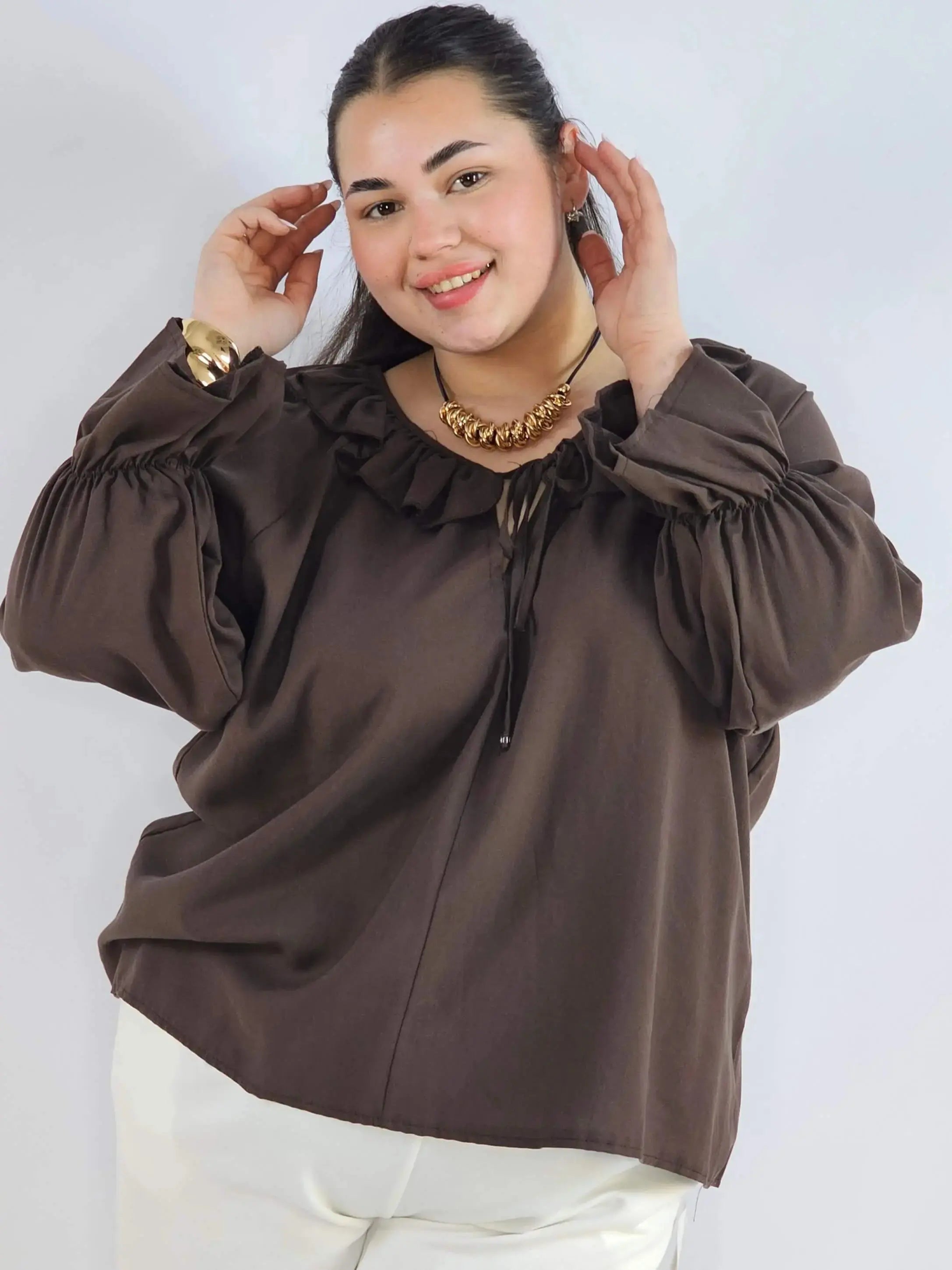 Bluzka plus size z falbaną – romantyczna elegancja w lekkim wydaniu Stylowa XL