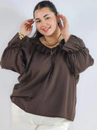 Bluzka plus size z falbaną – romantyczna elegancja w lekkim wydaniu Stylowa XL