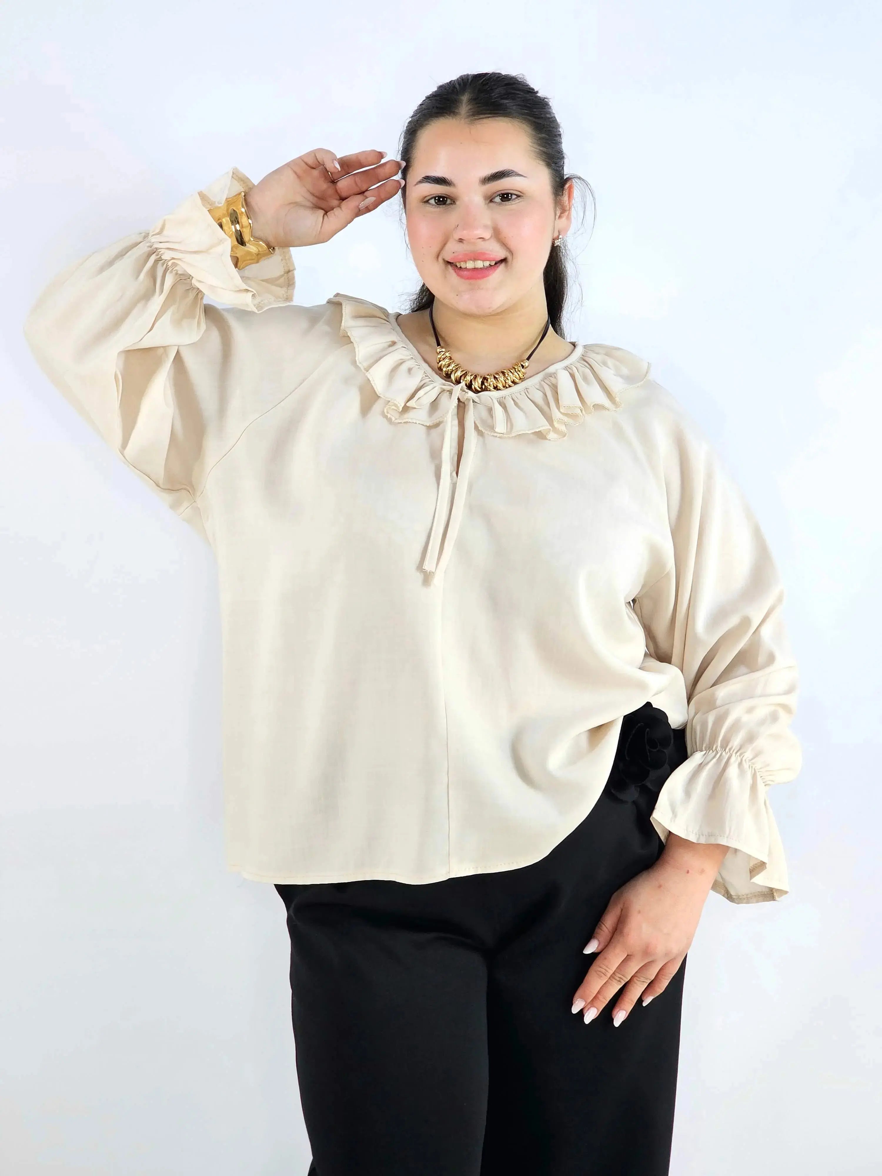 Bluzka plus size z falbaną – romantyczna elegancja w lekkim wydaniu Stylowa XL