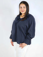 Bluzka plus size z falbaną – romantyczna elegancja w lekkim wydaniu Stylowa XL