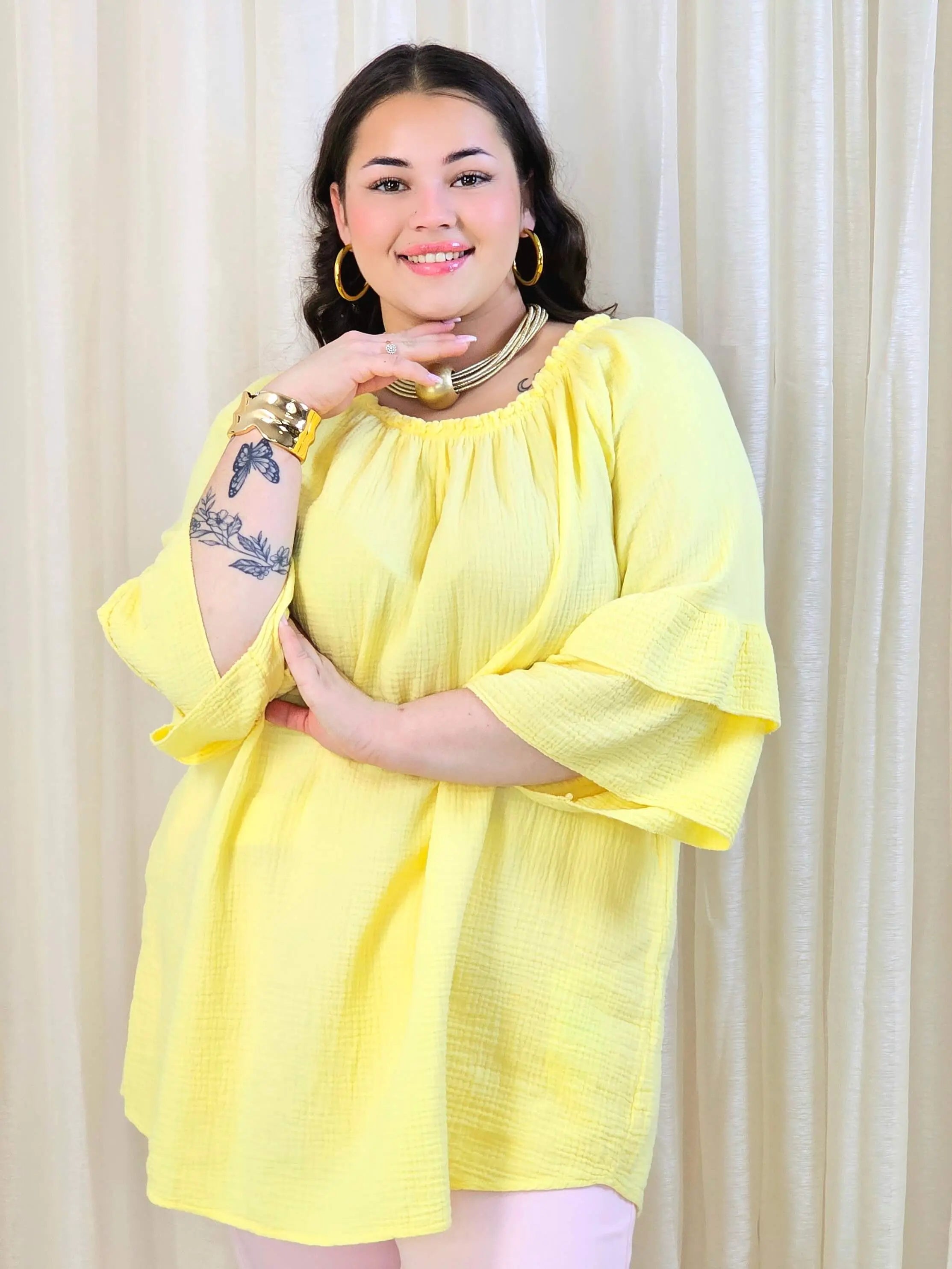 Bluzka plus size z falbanami na rękawach – lekka i kobieca forma na co dzień i okazje Stylowa XL