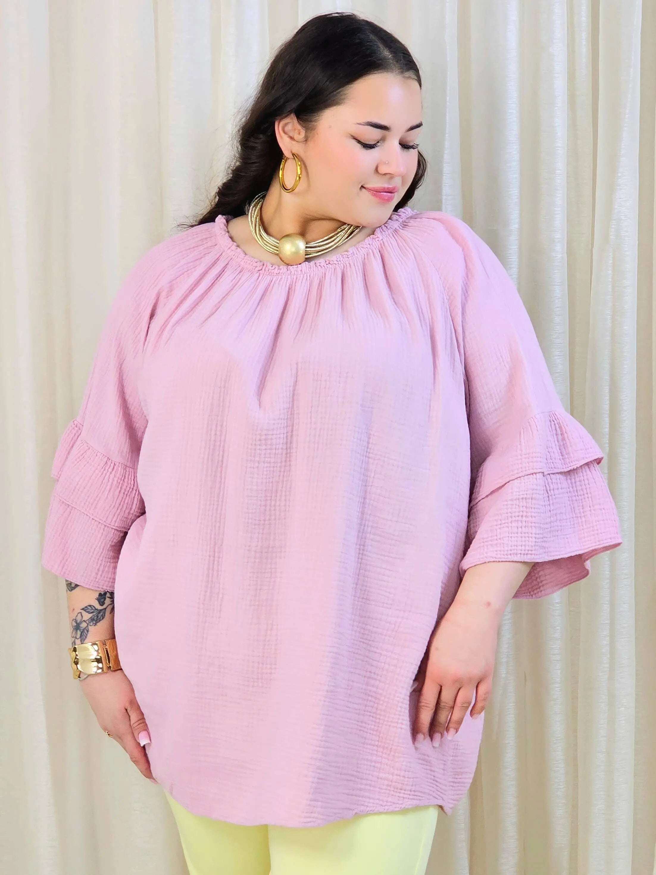 Bluzka plus size z falbanami na rękawach – lekka i kobieca forma na co dzień i okazje Stylowa XL