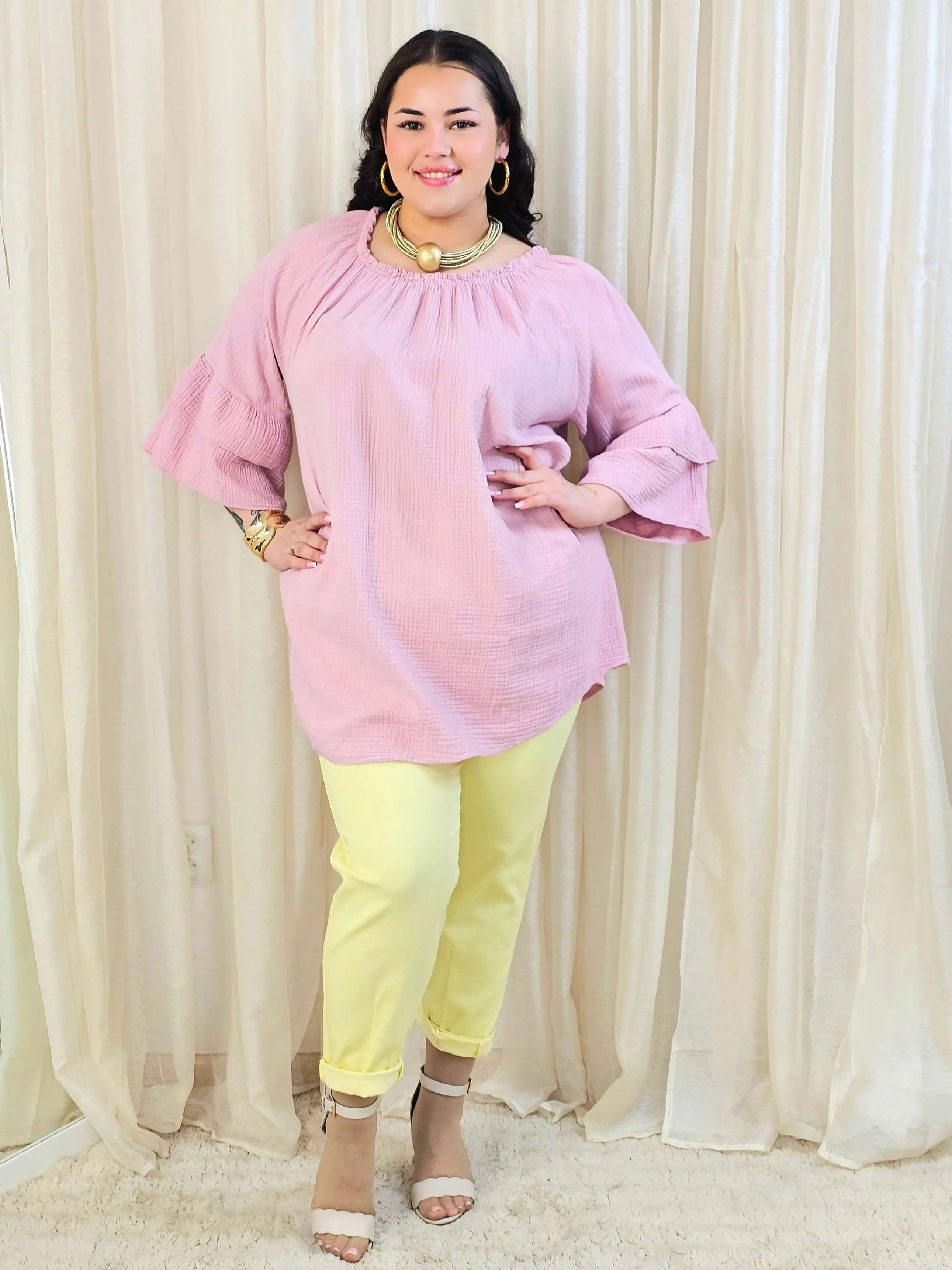 Bluzka plus size z falbanami na rękawach – lekka i kobieca forma na co dzień i okazje Stylowa XL