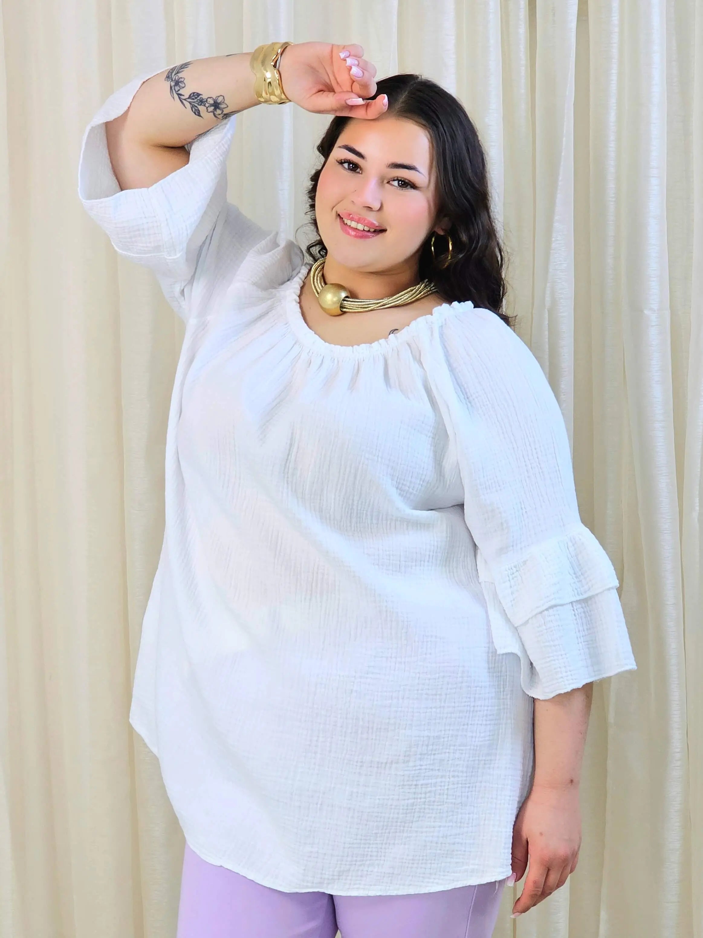Bluzka plus size z falbanami na rękawach – lekka i kobieca forma na co dzień i okazje Stylowa XL