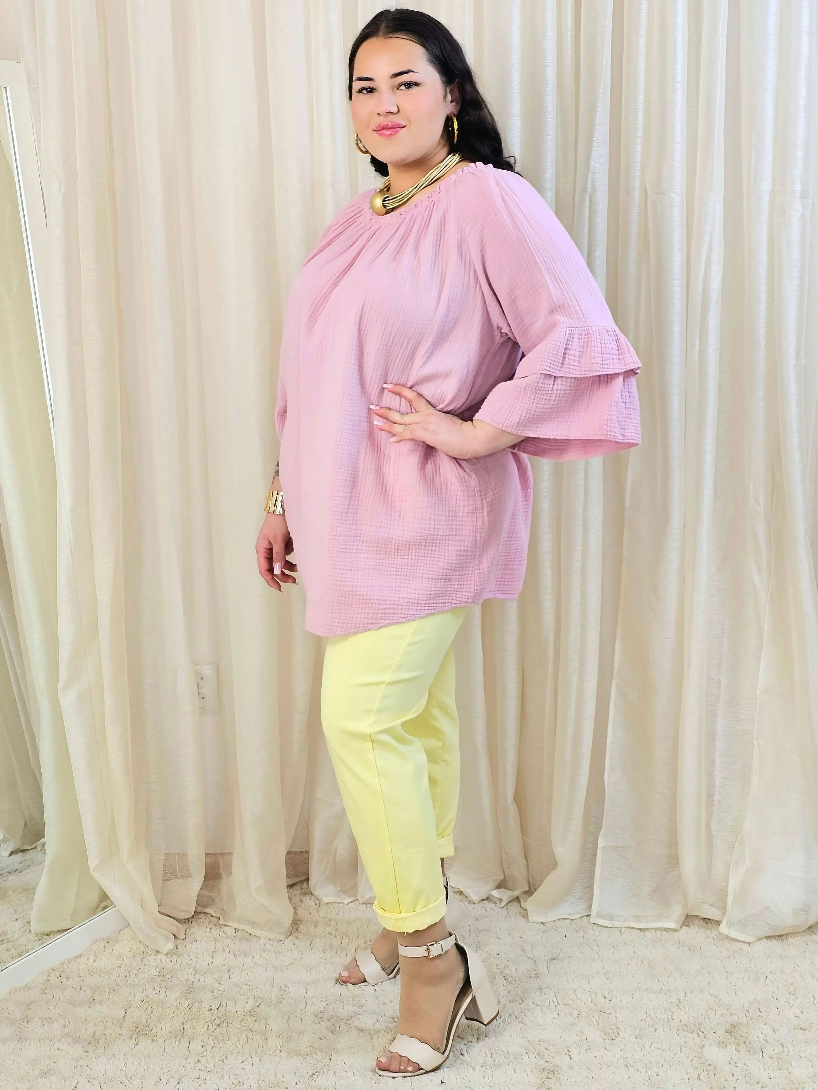 Bluzka plus size z falbanami na rękawach – lekka i kobieca forma na co dzień i okazje Stylowa XL