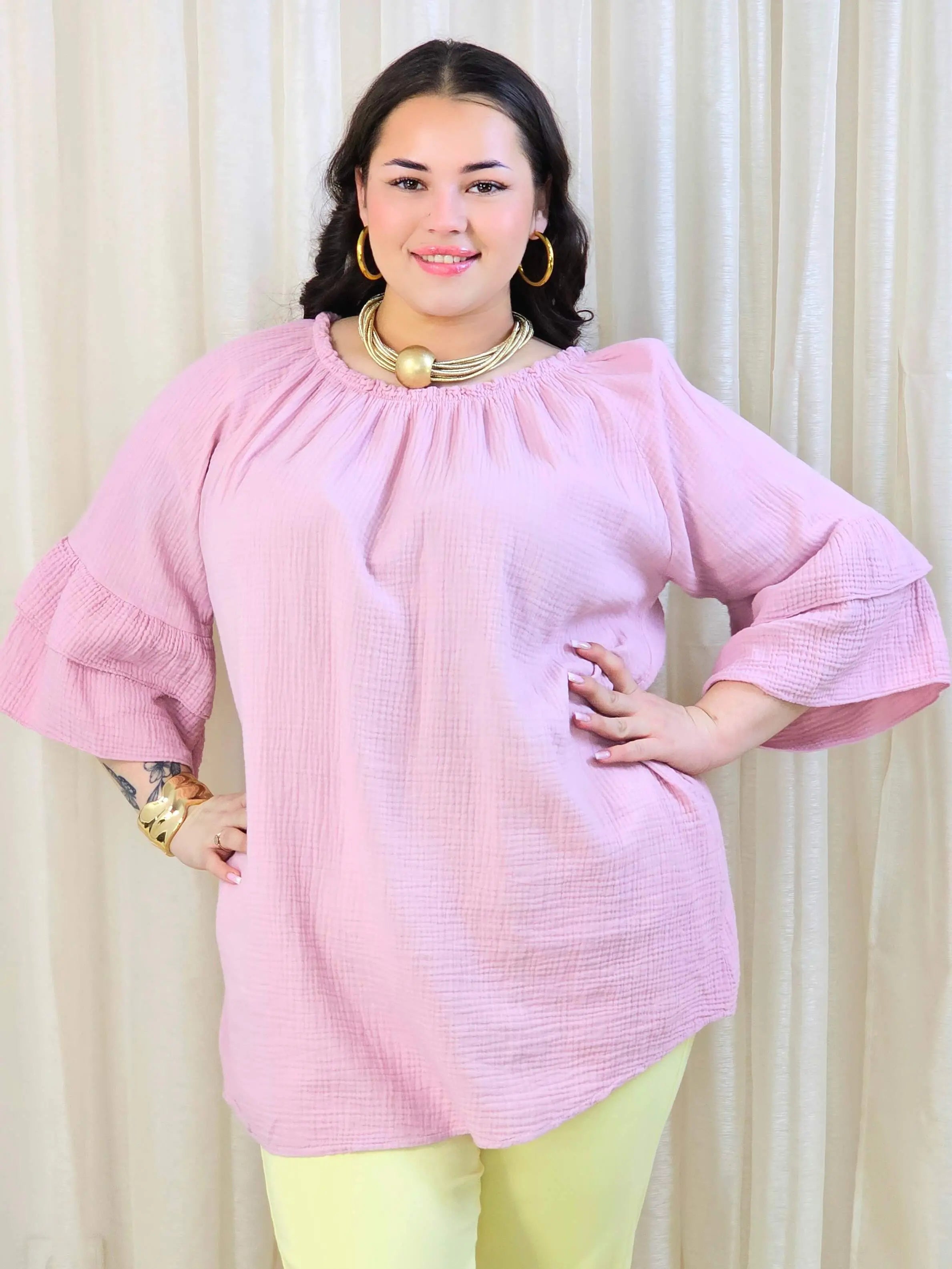 Bluzka plus size z falbanami na rękawach – lekka i kobieca forma na co dzień i okazje Stylowa XL