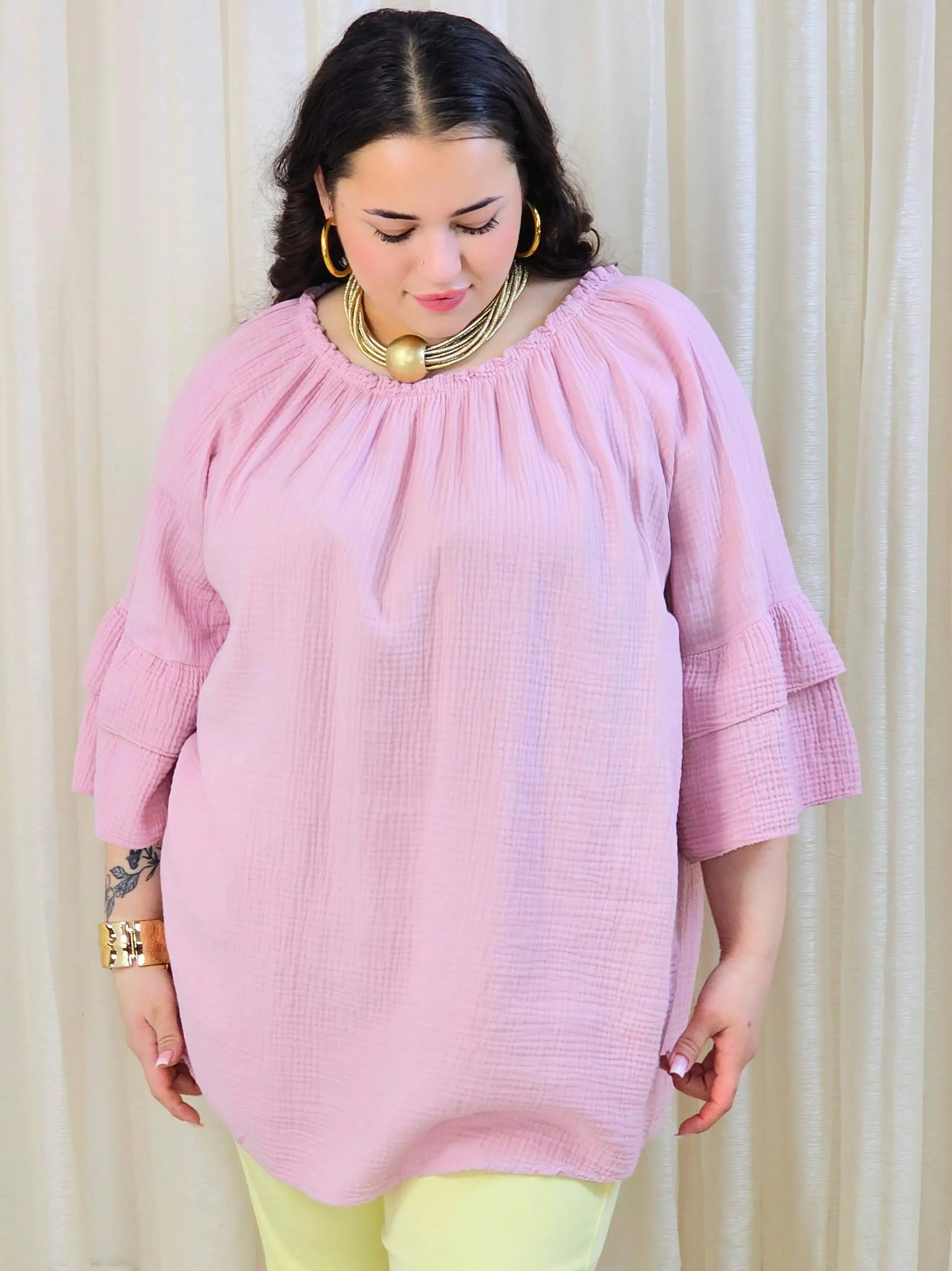 Bluzka plus size z falbanami na rękawach – lekka i kobieca forma na co dzień i okazje Stylowa XL