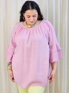 Bluzka plus size z falbanami na rękawach – lekka i kobieca forma na co dzień i okazje Stylowa XL