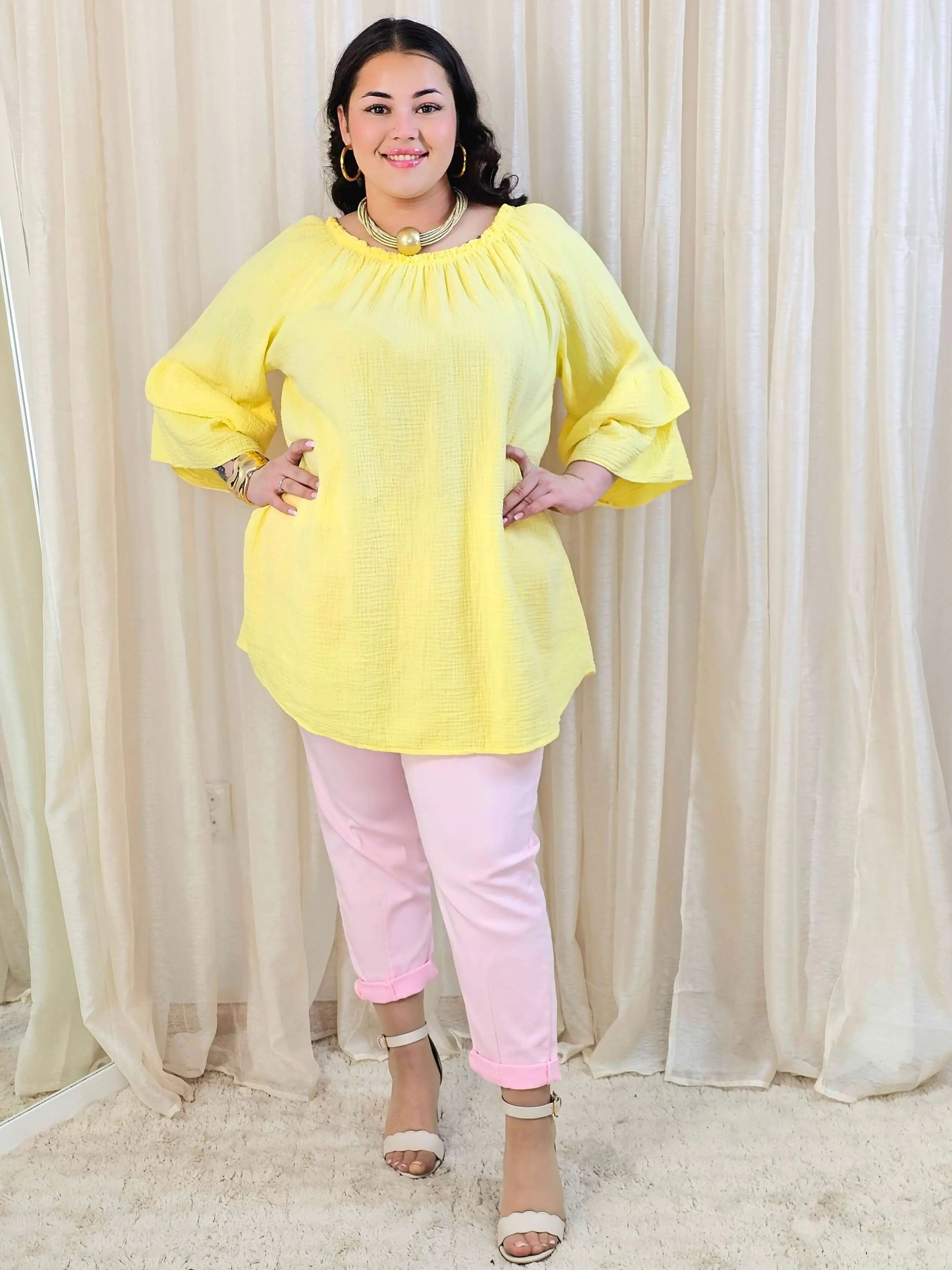 Bluzka plus size z falbanami na rękawach – lekka i kobieca forma na co dzień i okazje Stylowa XL